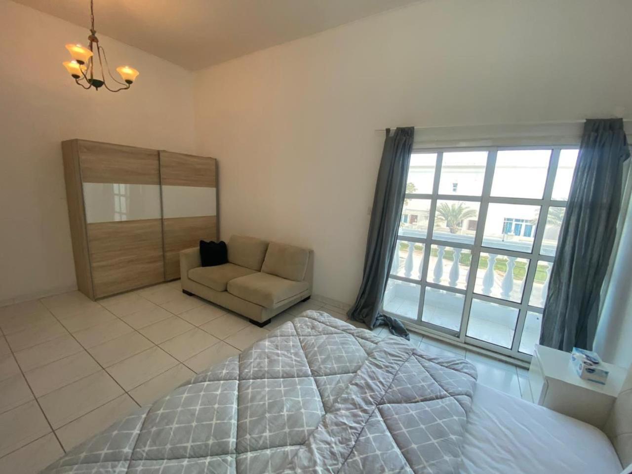 Habitación en casa particular Relaxing Private In Compound Housing Near Burj Alarab 124 *