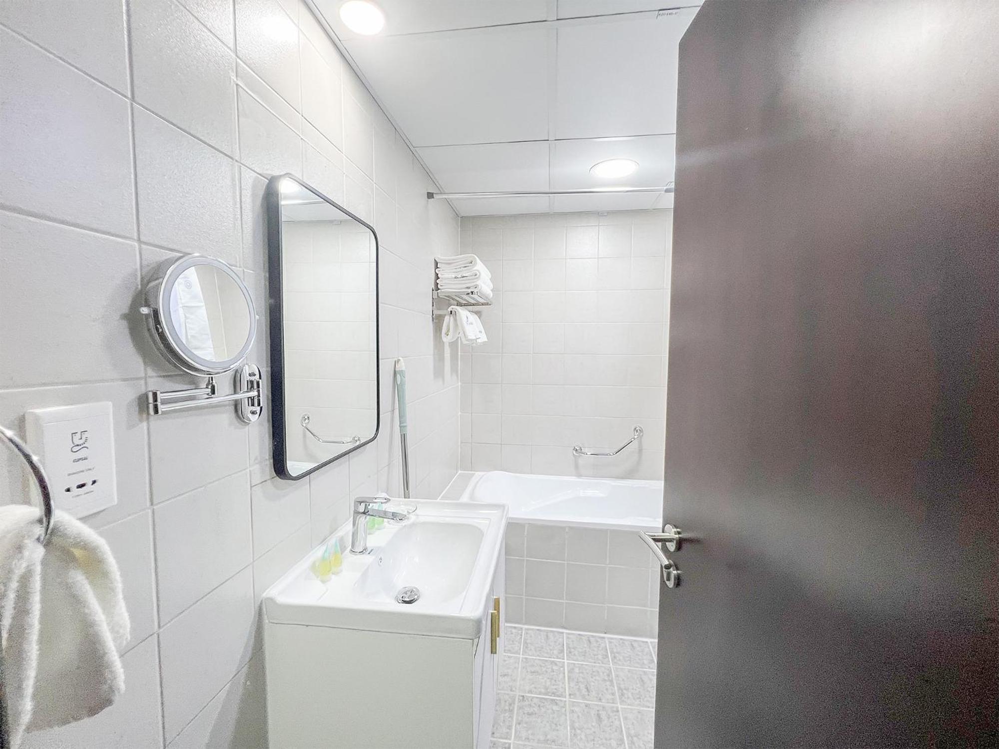 Cosmos Living Spacious With Balcony * Dubaï