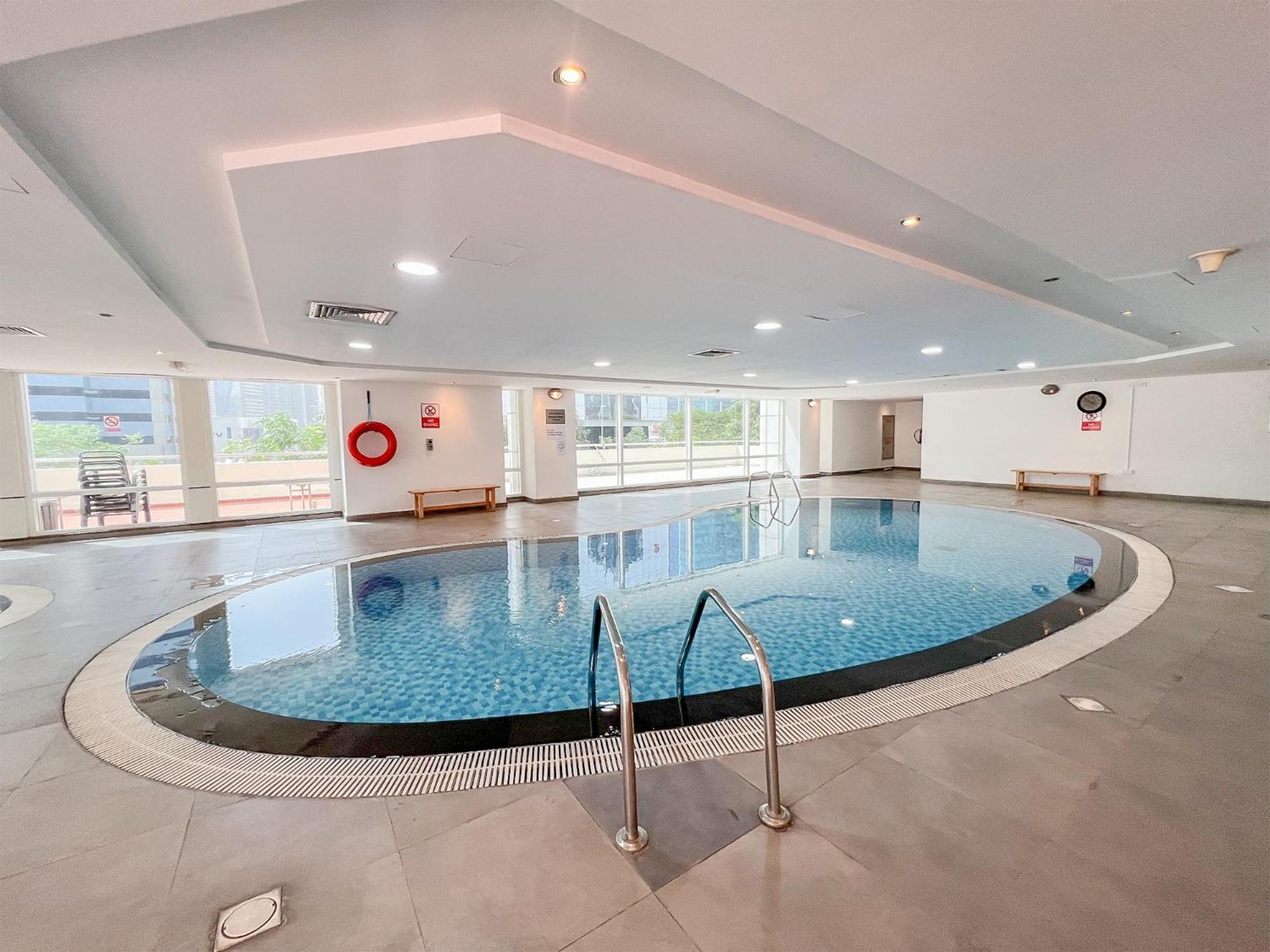 Cosmos Living Spacious With Balcony Dubaï