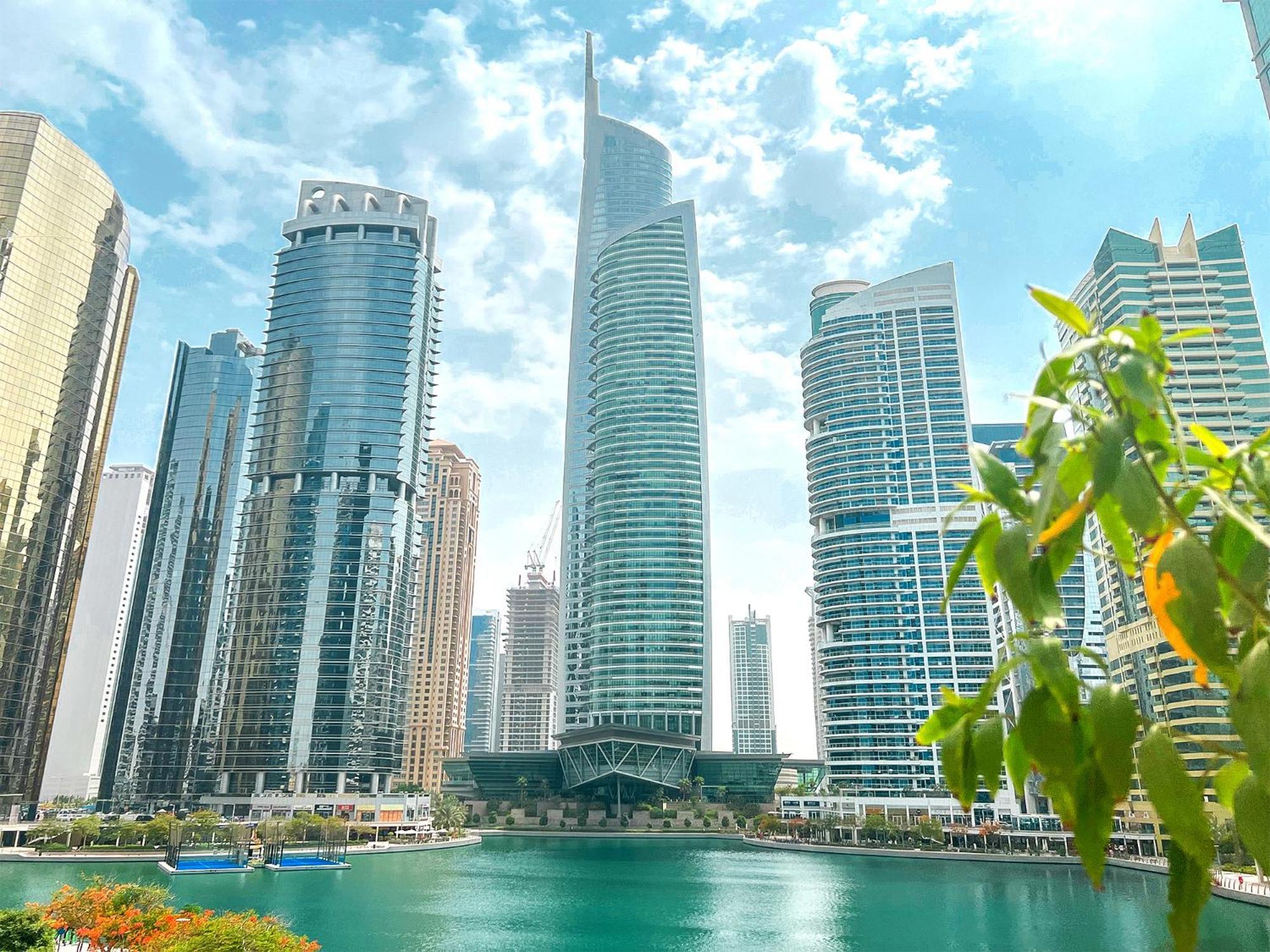 Cosmos Living Spacious With Balcony Appartement Dubaï