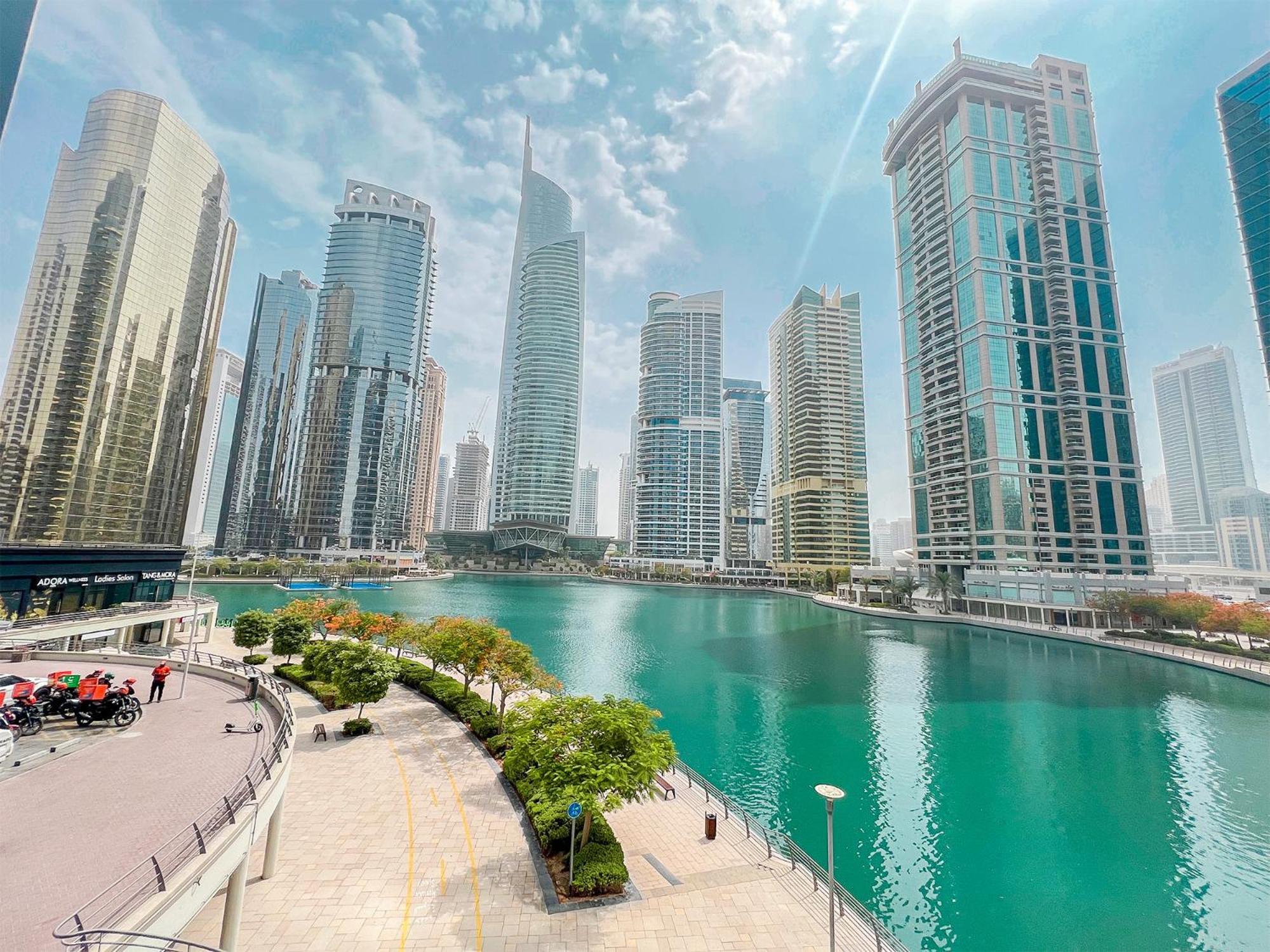 Cosmos Living Spacious With Balcony Dubaï