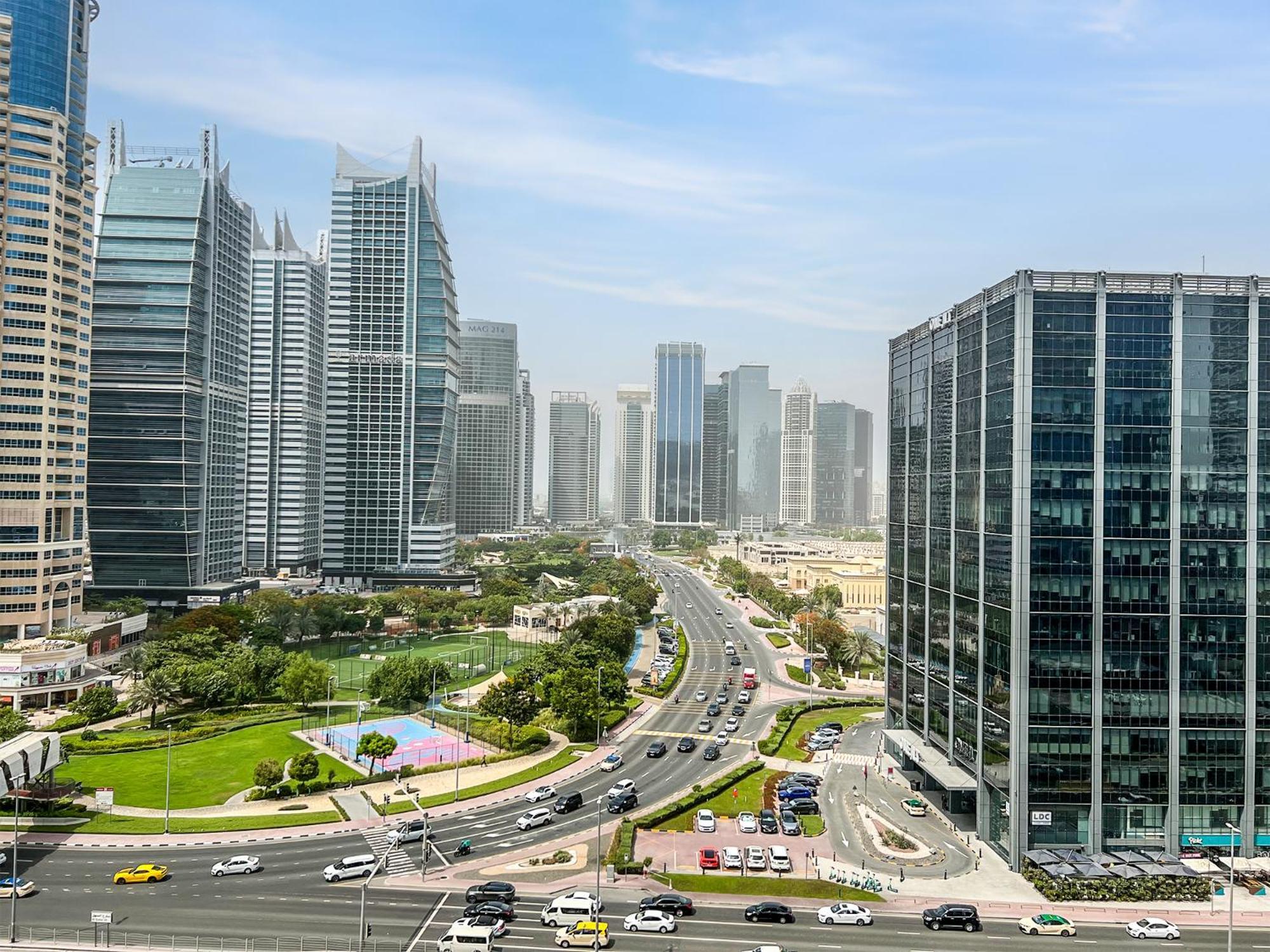 Cosmos Living Spacious With Balcony * Dubaï