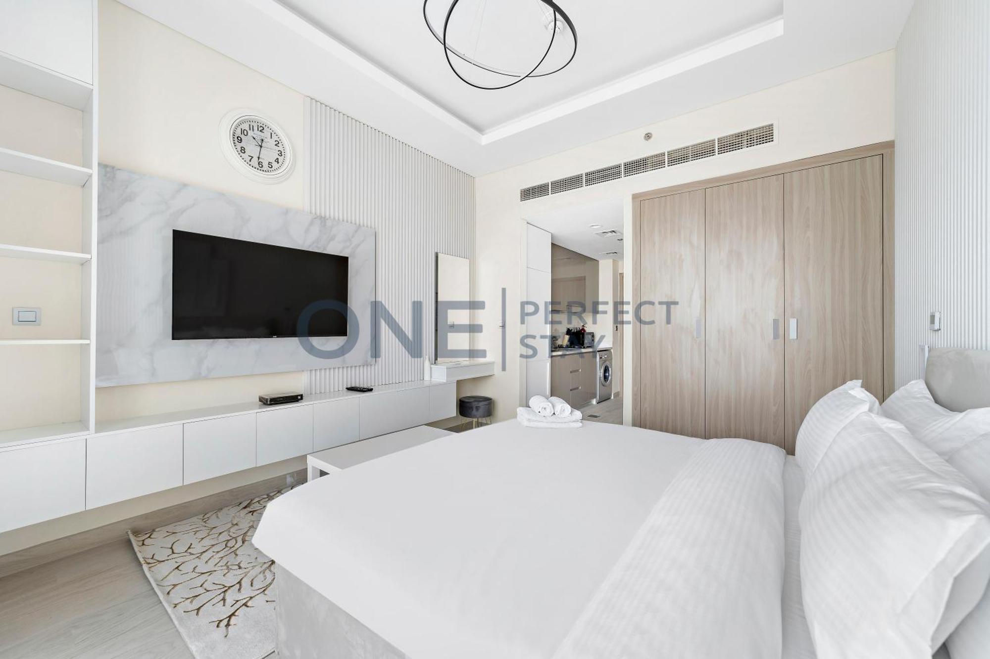 Farhad Azizi - 10 Mins From Airport