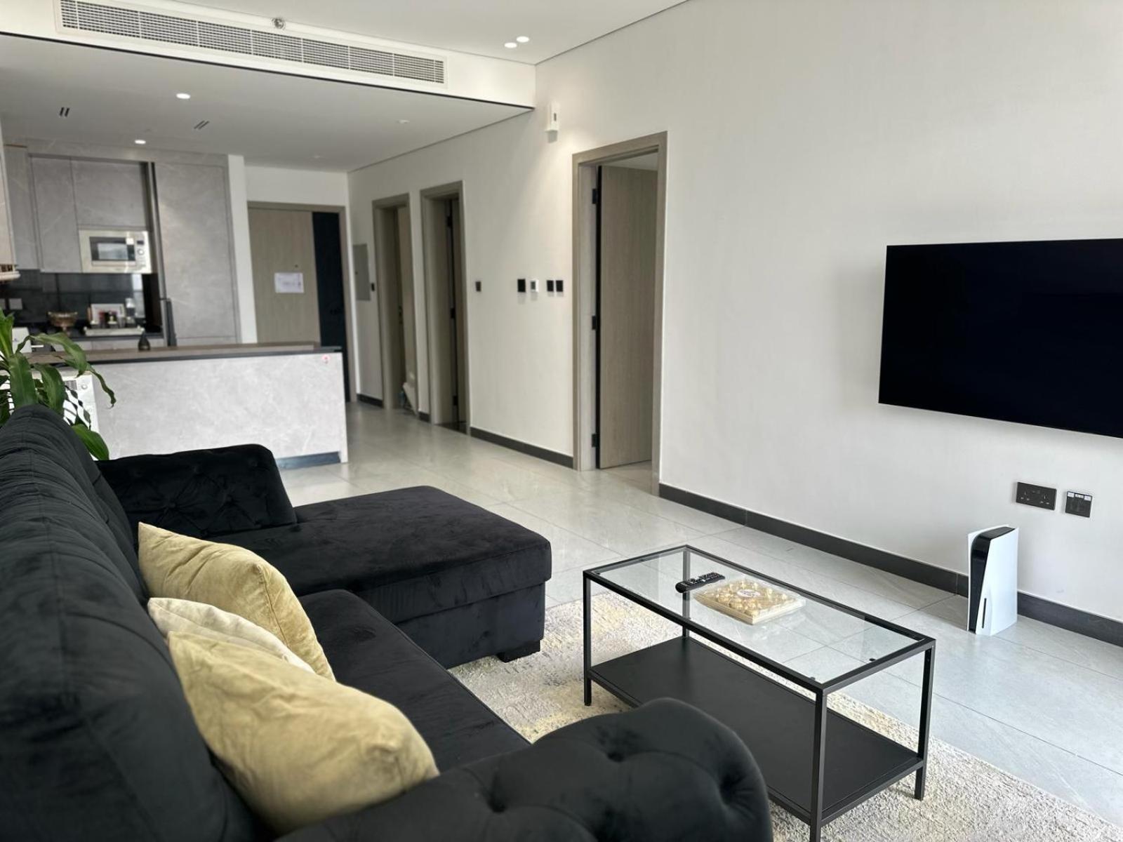 Brand New Stunning Private With Bathroom *huge Balcony Homestay Dubai
