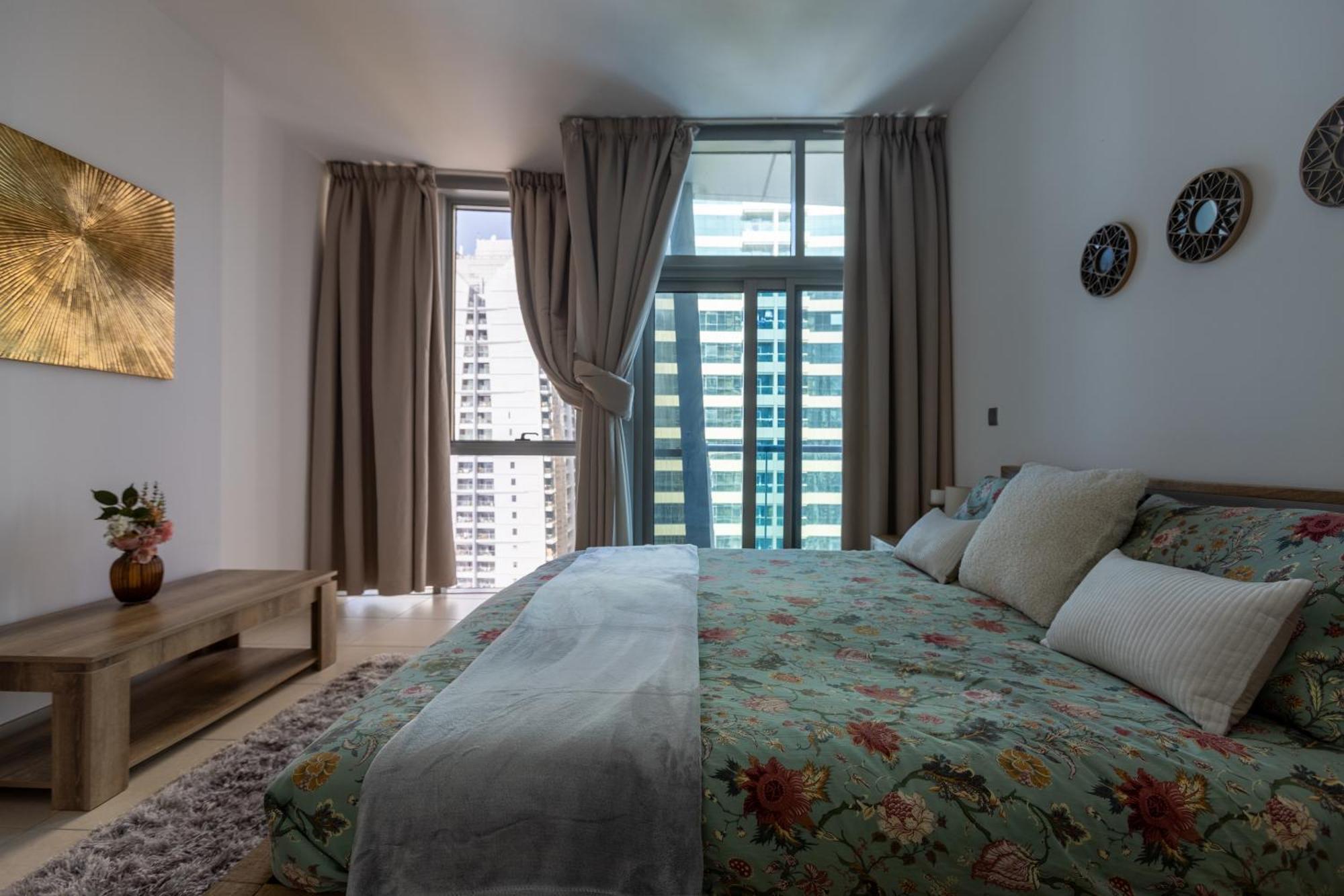 Livin' Holidays - Stunning 1br Corner Unit Next To Dmcc Metro Apartament Dubai