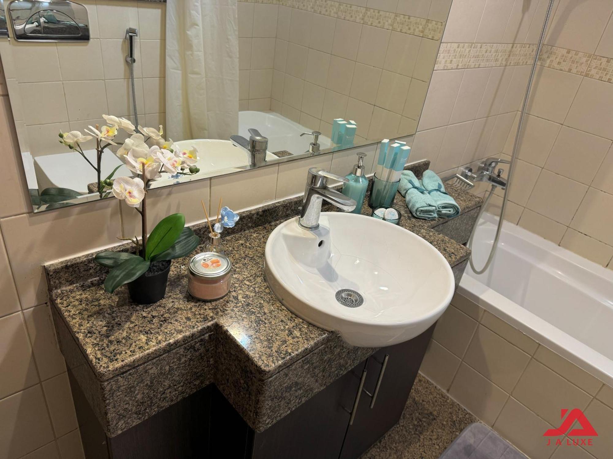 Elegant Marina & Sea View Studio In Bay Central Tower, Marina With Modern Gym & Pool, Steps To Jbr Beach & Metro * Dubaï