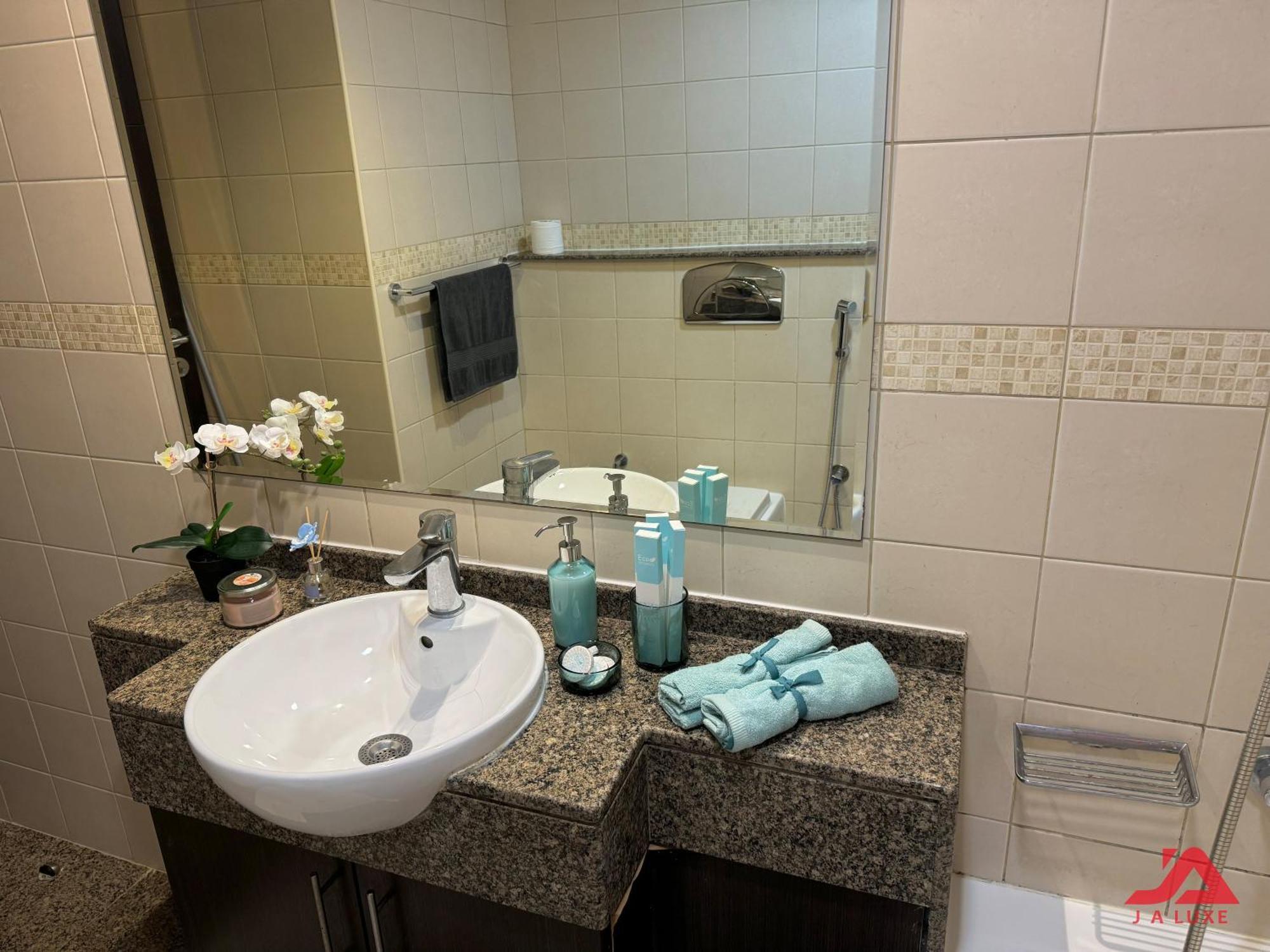 Elegant Marina & Sea View Studio In Bay Central Tower, Marina With Modern Gym & Pool, Steps To Jbr Beach & Metro Appartement *