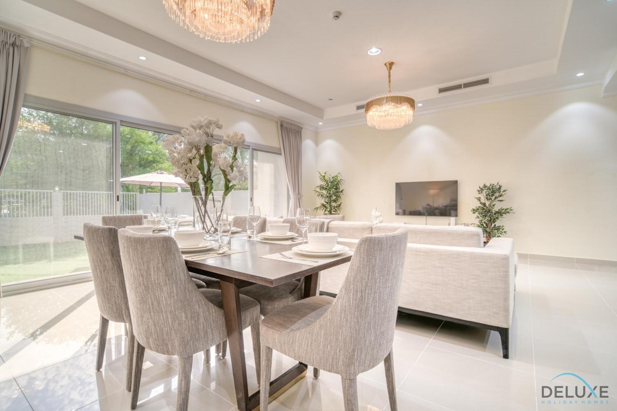Charming 3br Townhouse With Assistant's At District 12 Jvc By Deluxe Appartement