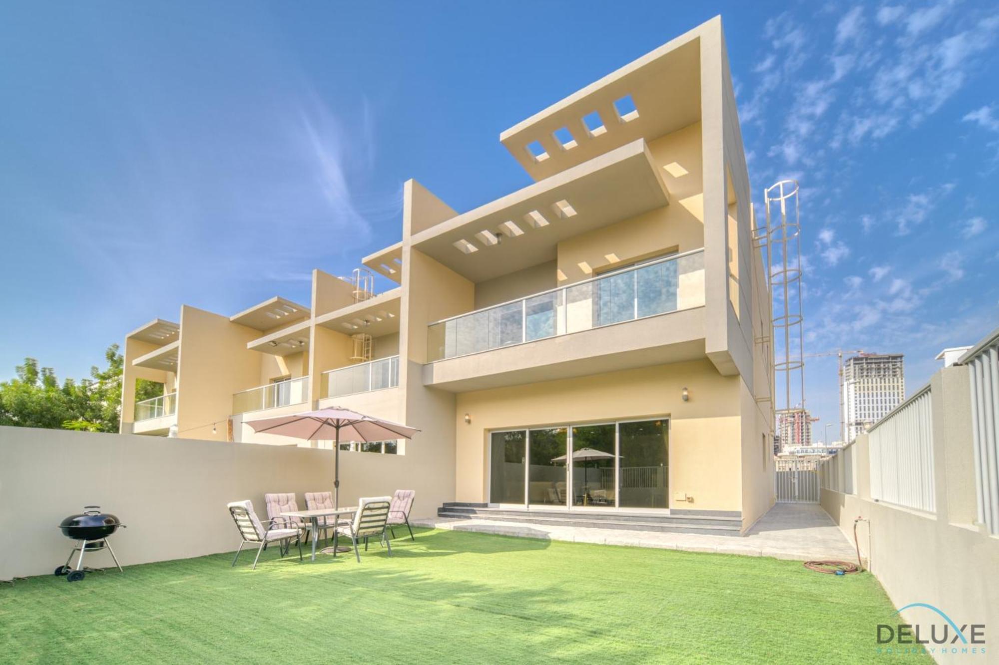 Charming 3br Townhouse With Assistant's At District 12 Jvc By Deluxe Appartement