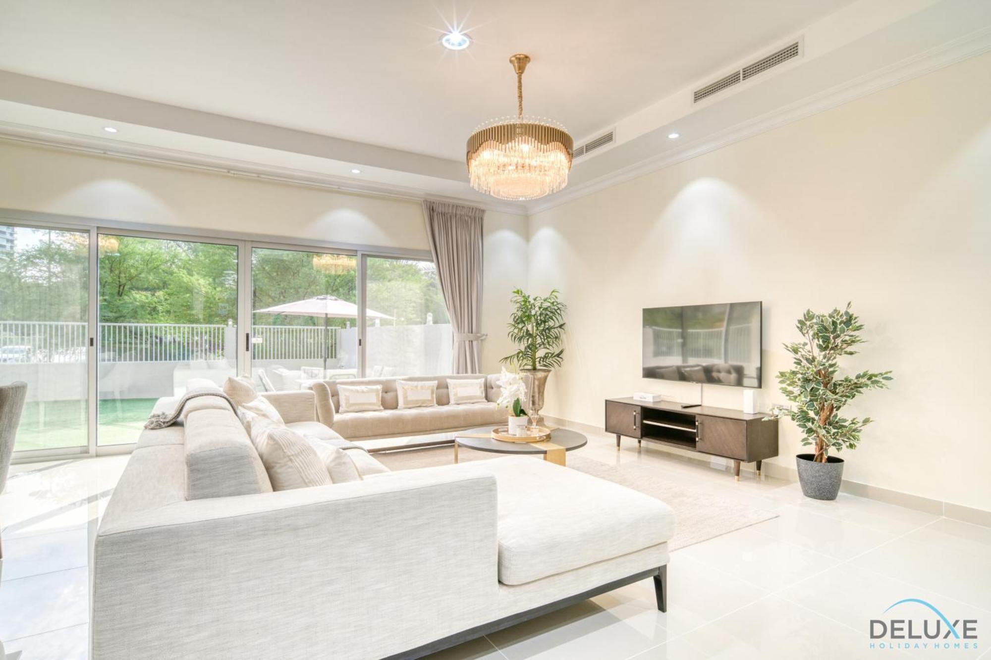 Charming 3br Townhouse With Assistant's At District 12 Jvc By Deluxe Appartement