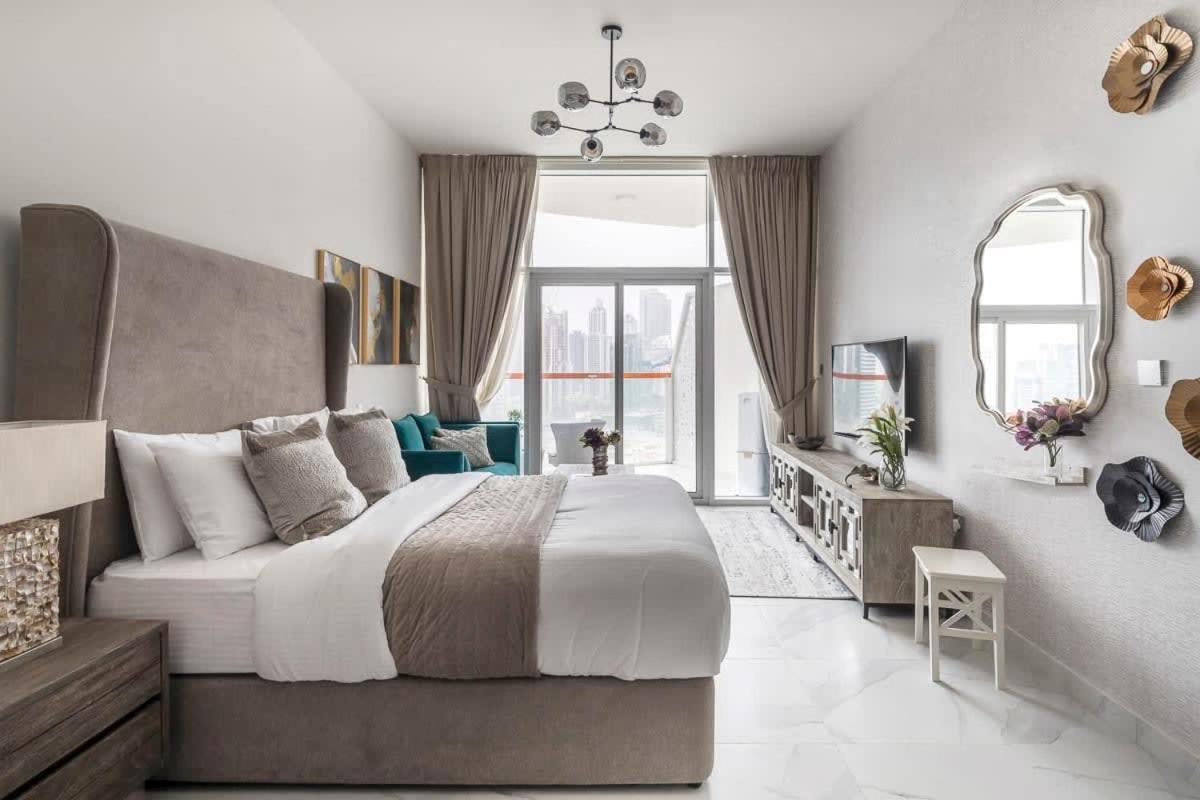 Frank Porter - Millenium Binghatti Residences *