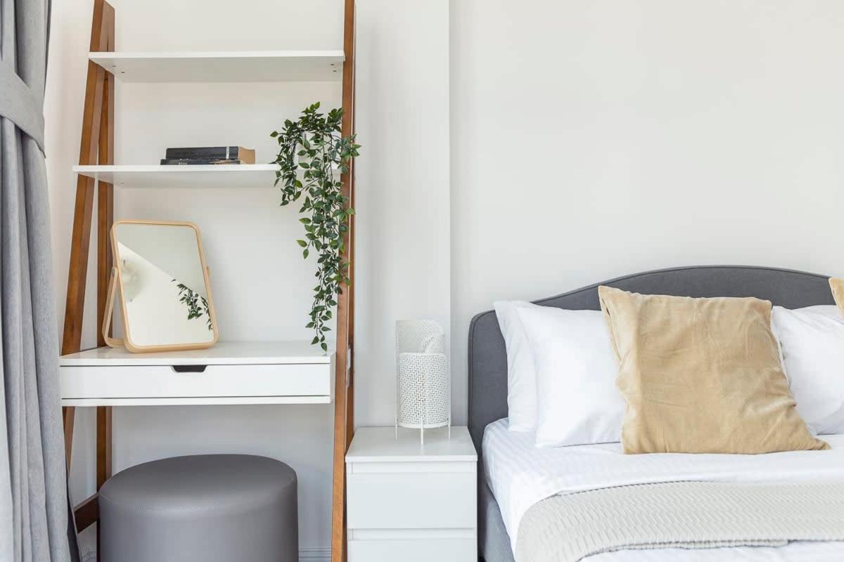Frank Porter - Marina Tower B Apartment