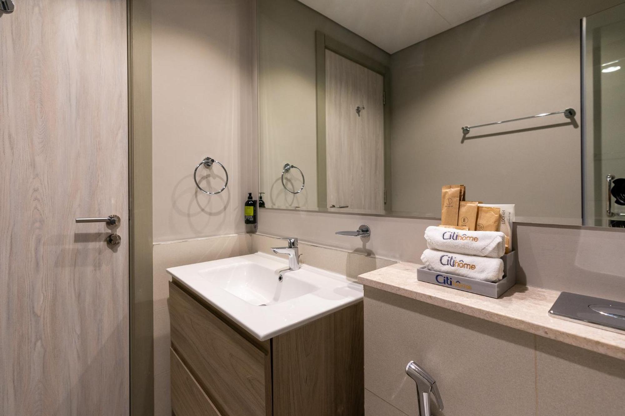 Citihome-1br In Business Bay Overlooking The Canal *