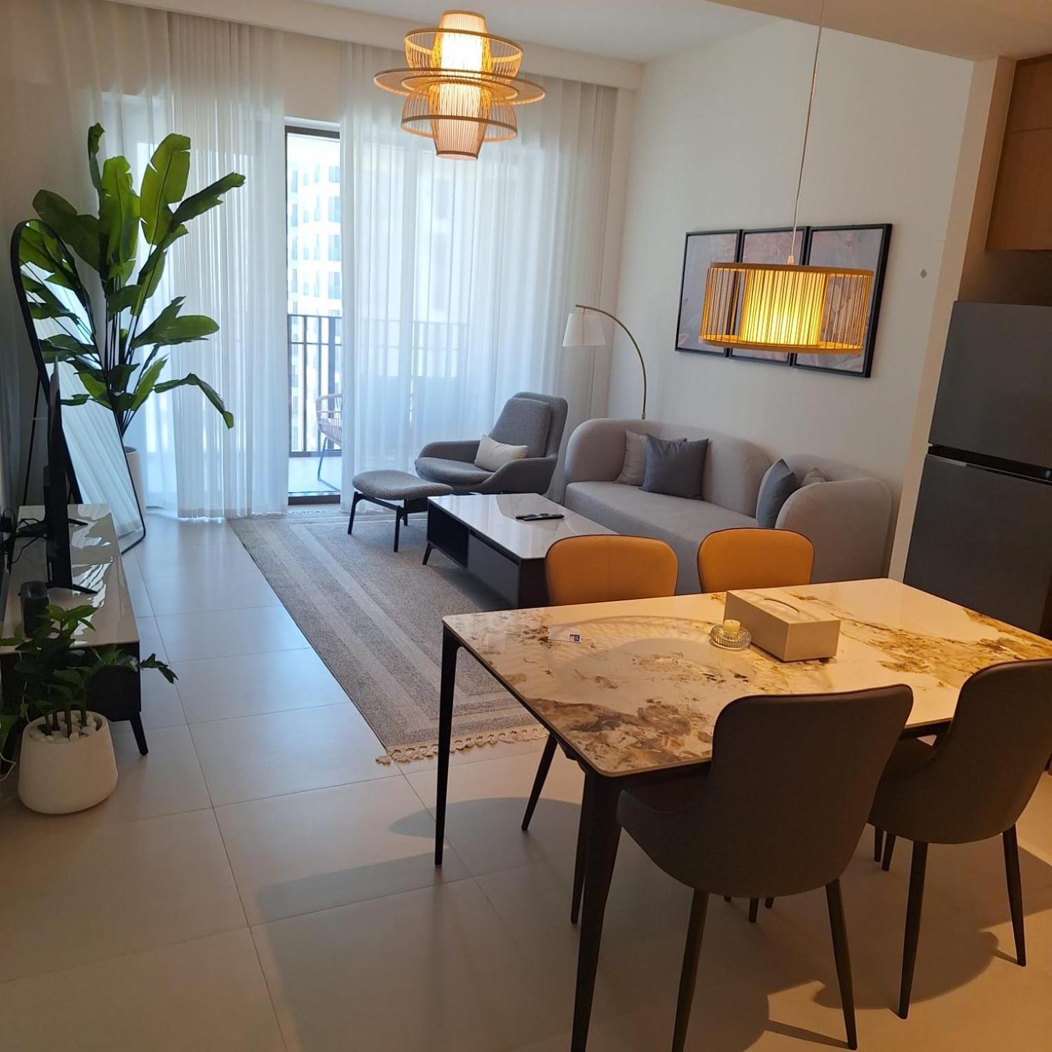 Creek Beachfront Heaven: 1br Luxe Harbor Flat Dubai