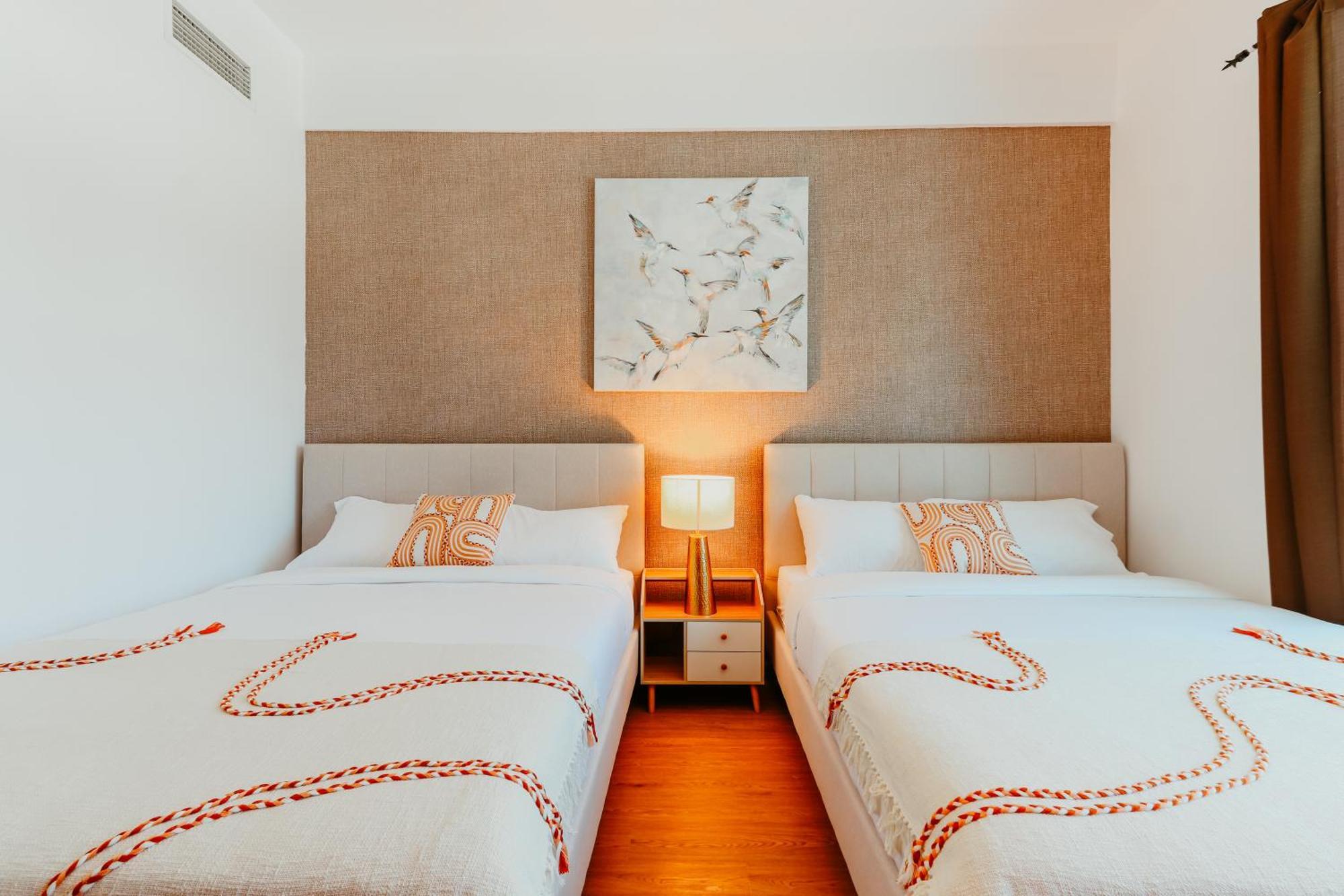Marina Delight: Spacious Retreat For Groups Appartement *