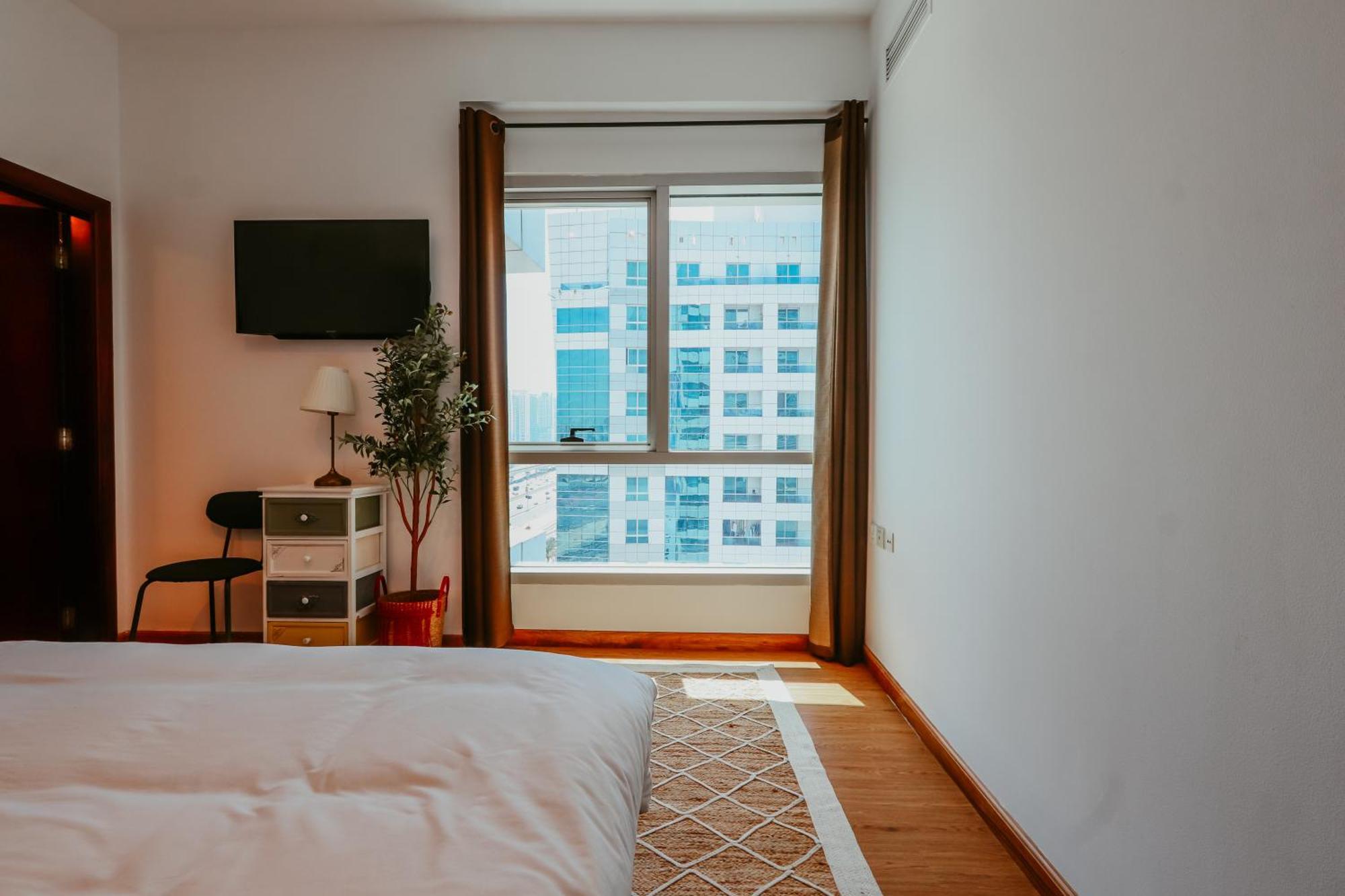 Marina Delight: Spacious Retreat For Groups Appartement