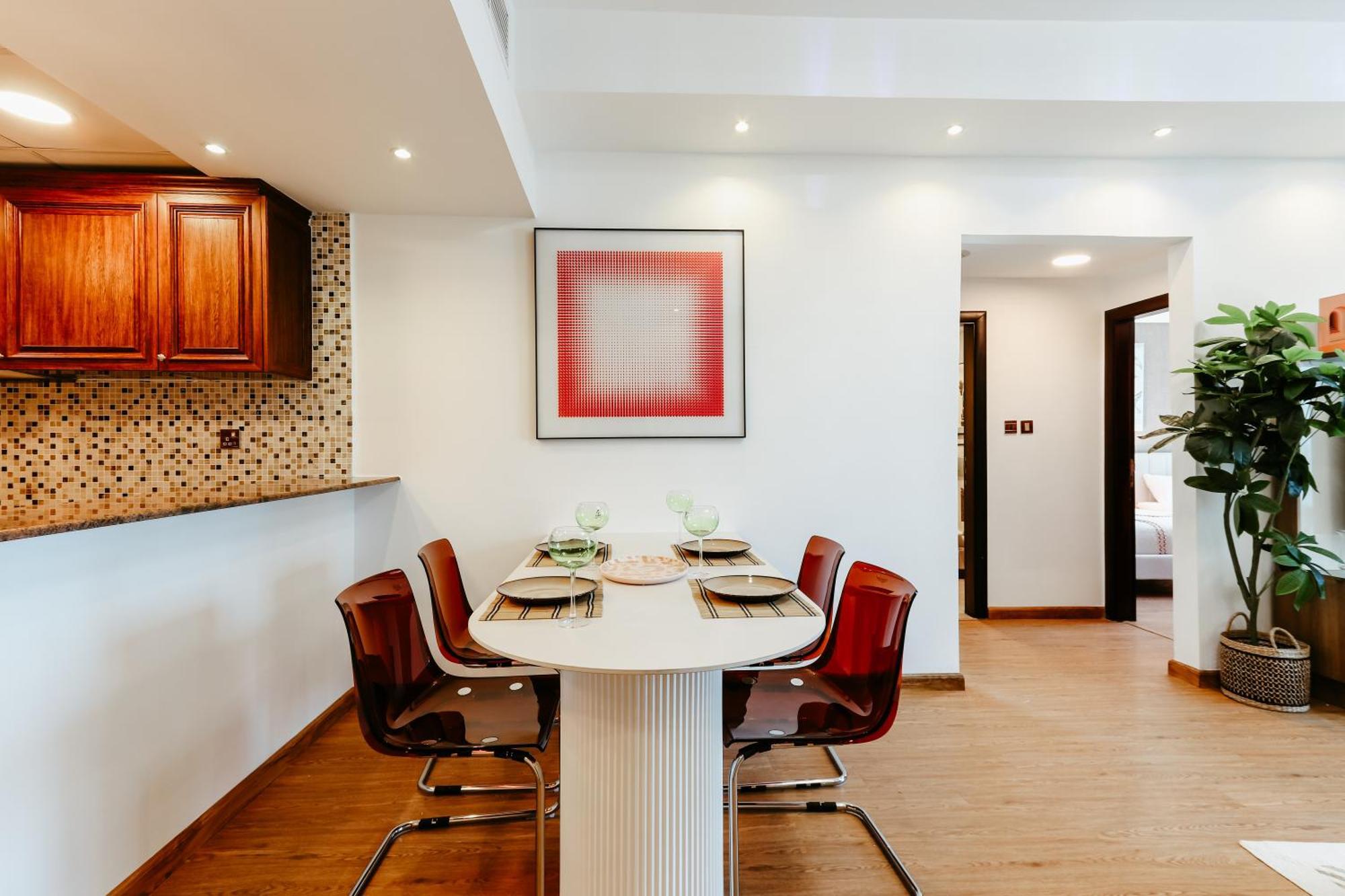 Marina Delight: Spacious Retreat For Groups Appartement *