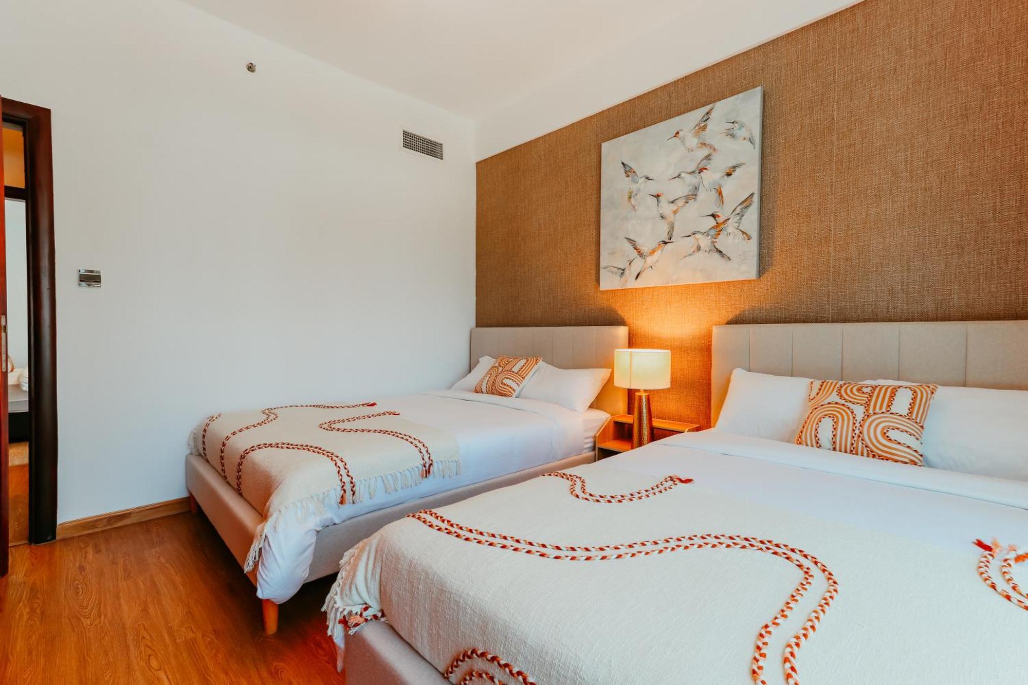 Marina Delight: Spacious Retreat For Groups Appartement