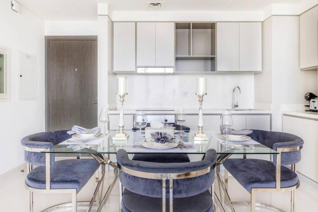 Elegant 1br With Sea View And Free Access Dubai