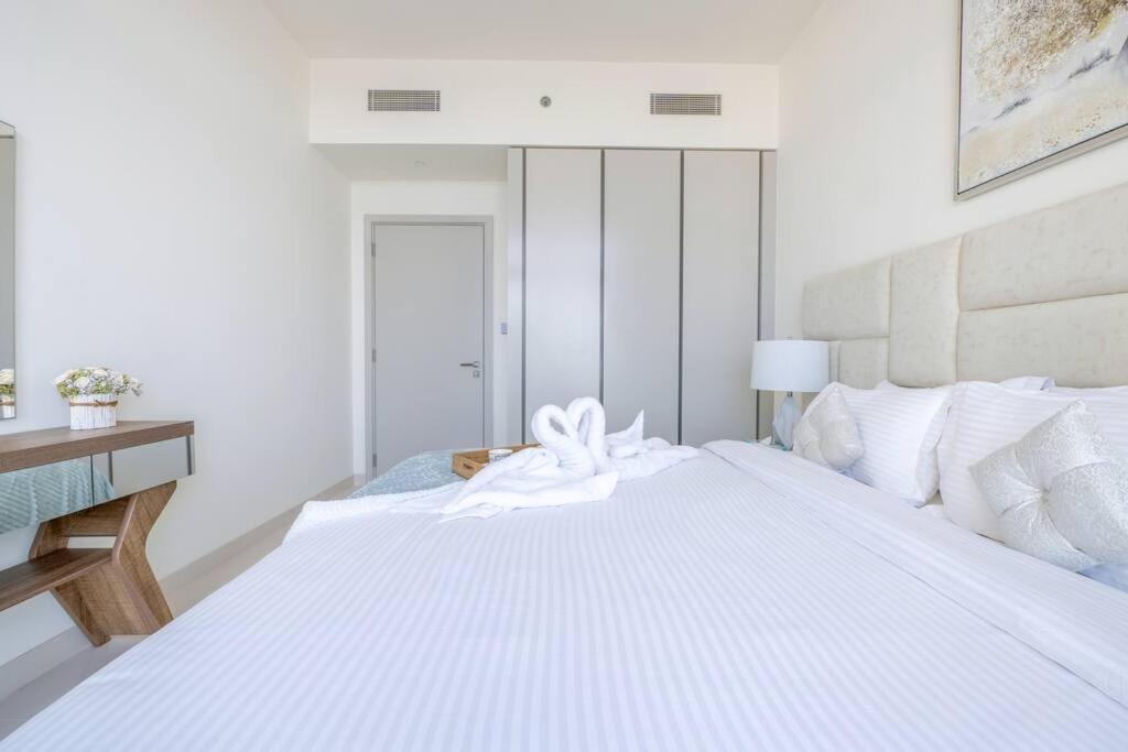 Elegant 1br With Sea View And Free Access Dubai