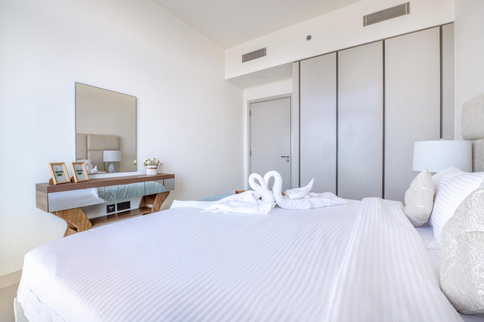 Apartment Elegant 1br With Sea View And Free Access *