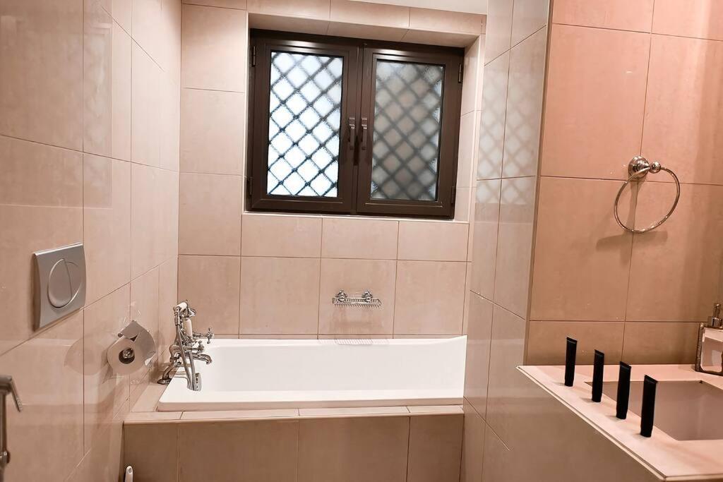 Apartament Lux Souk Al Bahar Downtown 1 Bedroom Flat - Steps To Mall *