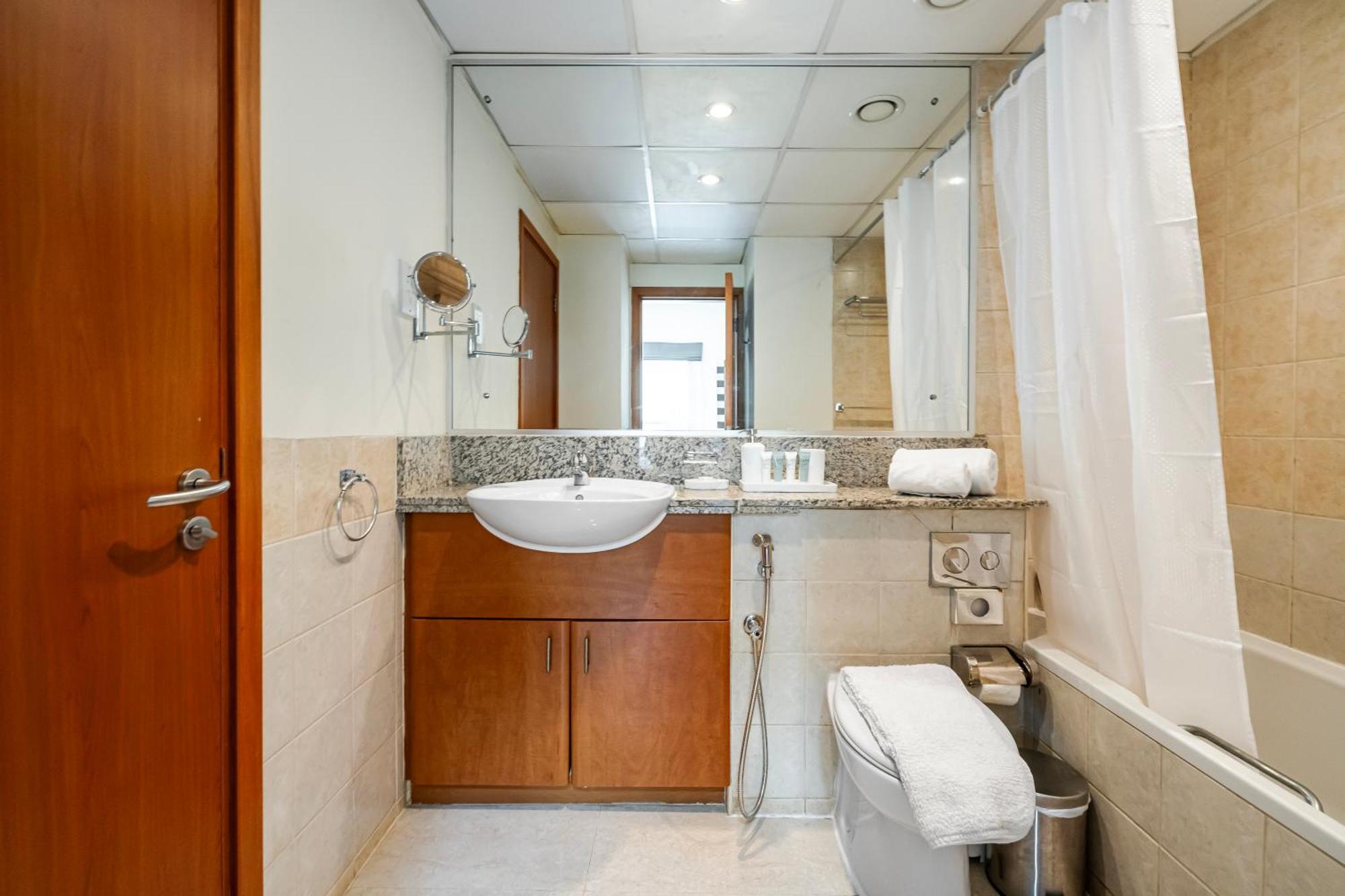 Renovated 1 Bed Al Alka 1 In The Greens Apartament Dubai