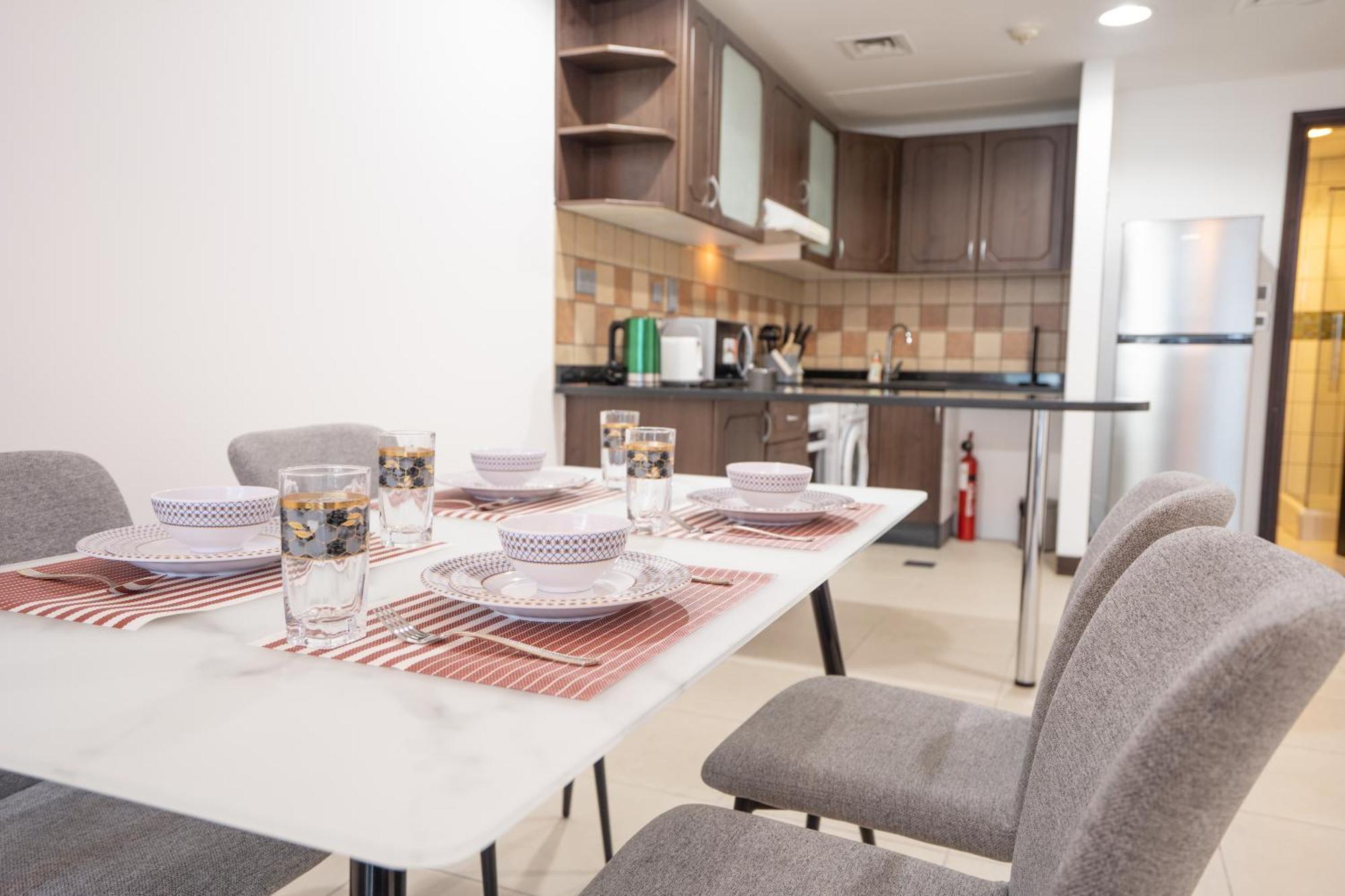 Elegant In Jlt Near Metro With Qbed, Pool, Gym, Fast Wi-fi Apartamento