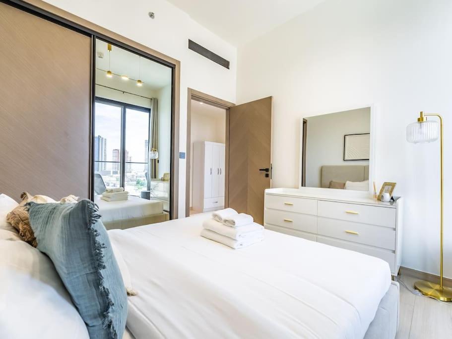 Stunning With Artful Interior And Urban Views Apartment Dubai