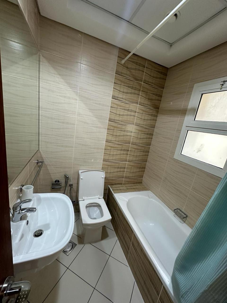 Private With Kitchen, Bathroom, Pool, Parking, Free Gym Appartement Dubai