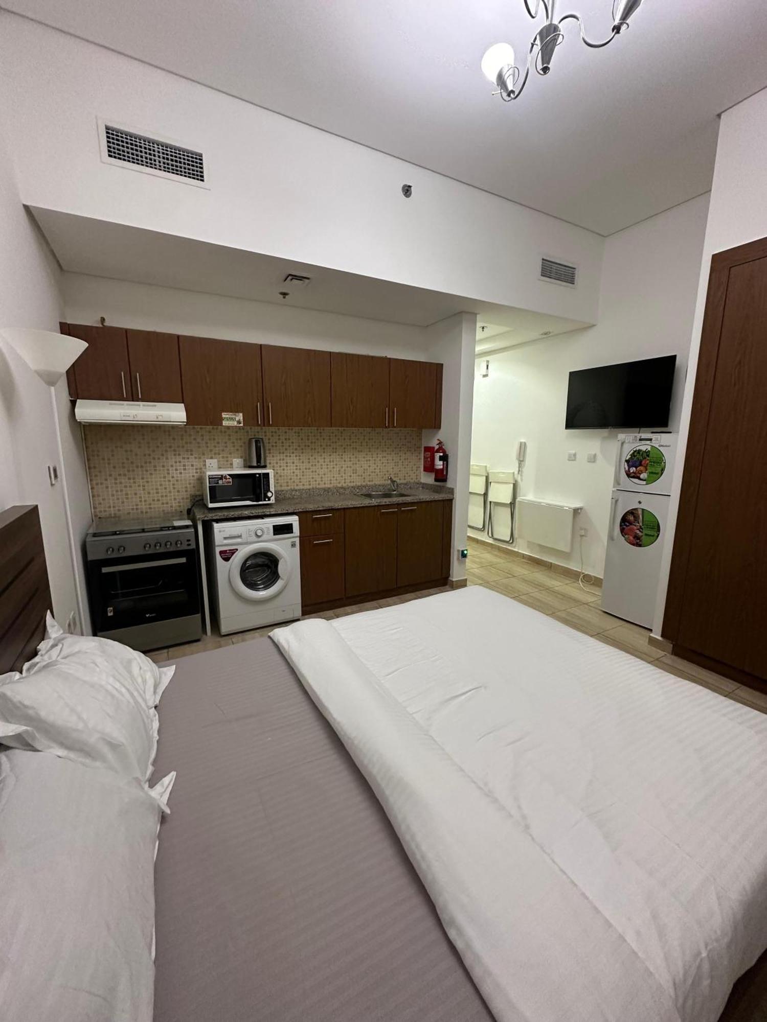 Private With Kitchen, Bathroom, Pool, Parking, Free Gym Appartement