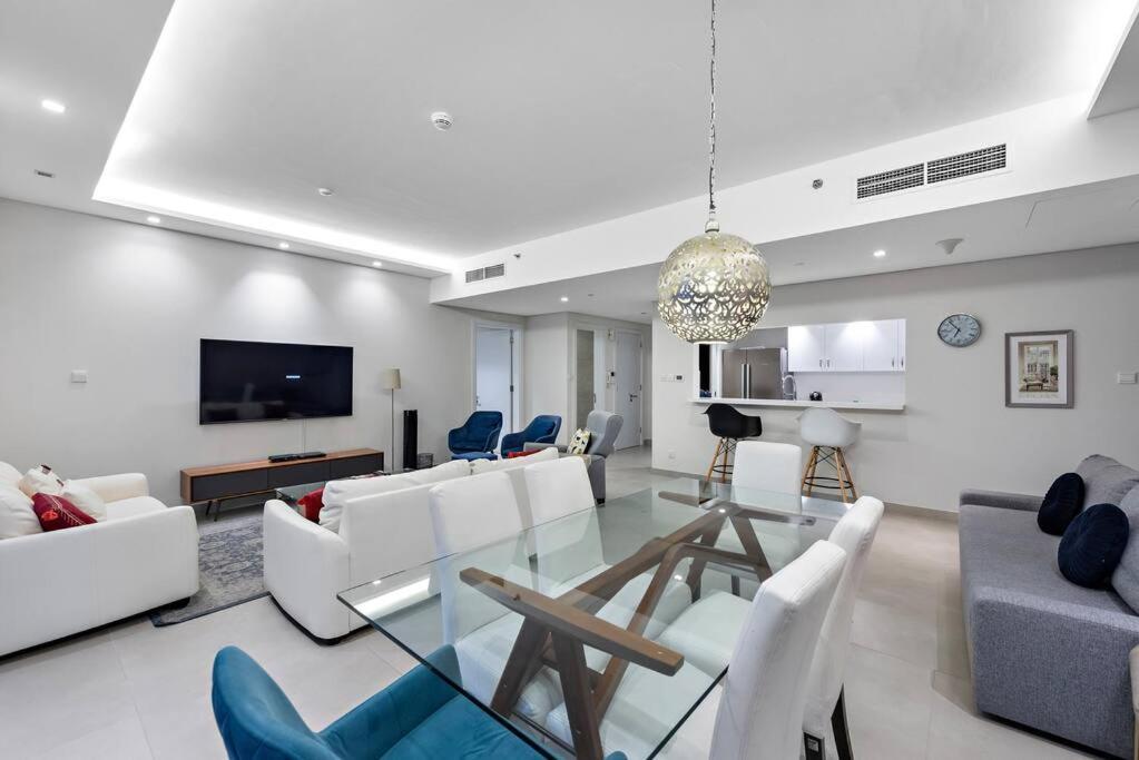 Luxury 3br In Marina With Pool, Gym, And Access