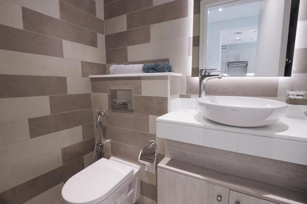Spacious & Modern 2br In Seven Palm Apartament
