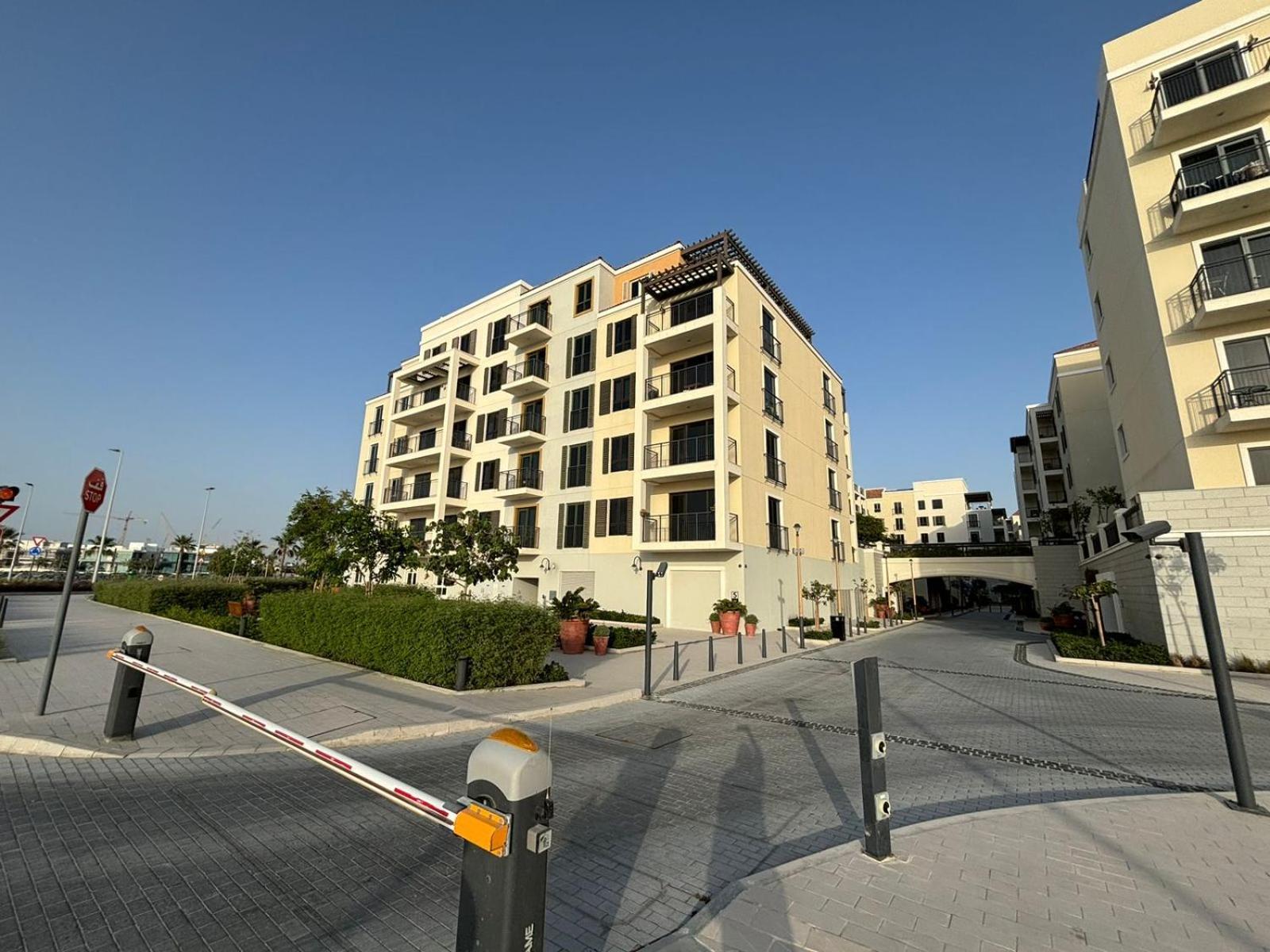 Lägenhet Lc22 - Elegant 1br With Beach Access In La Cote Building Dubai