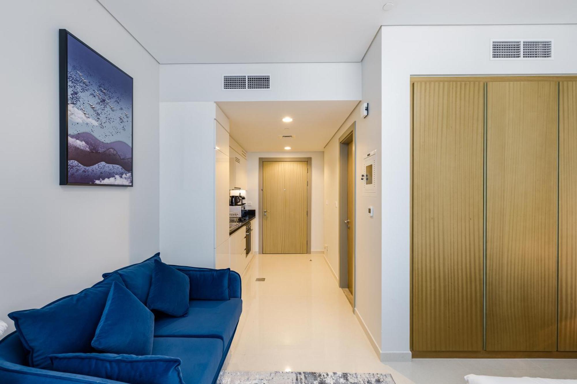A Living - Luxury In Aykon Canal Views, Business Bay Dubai