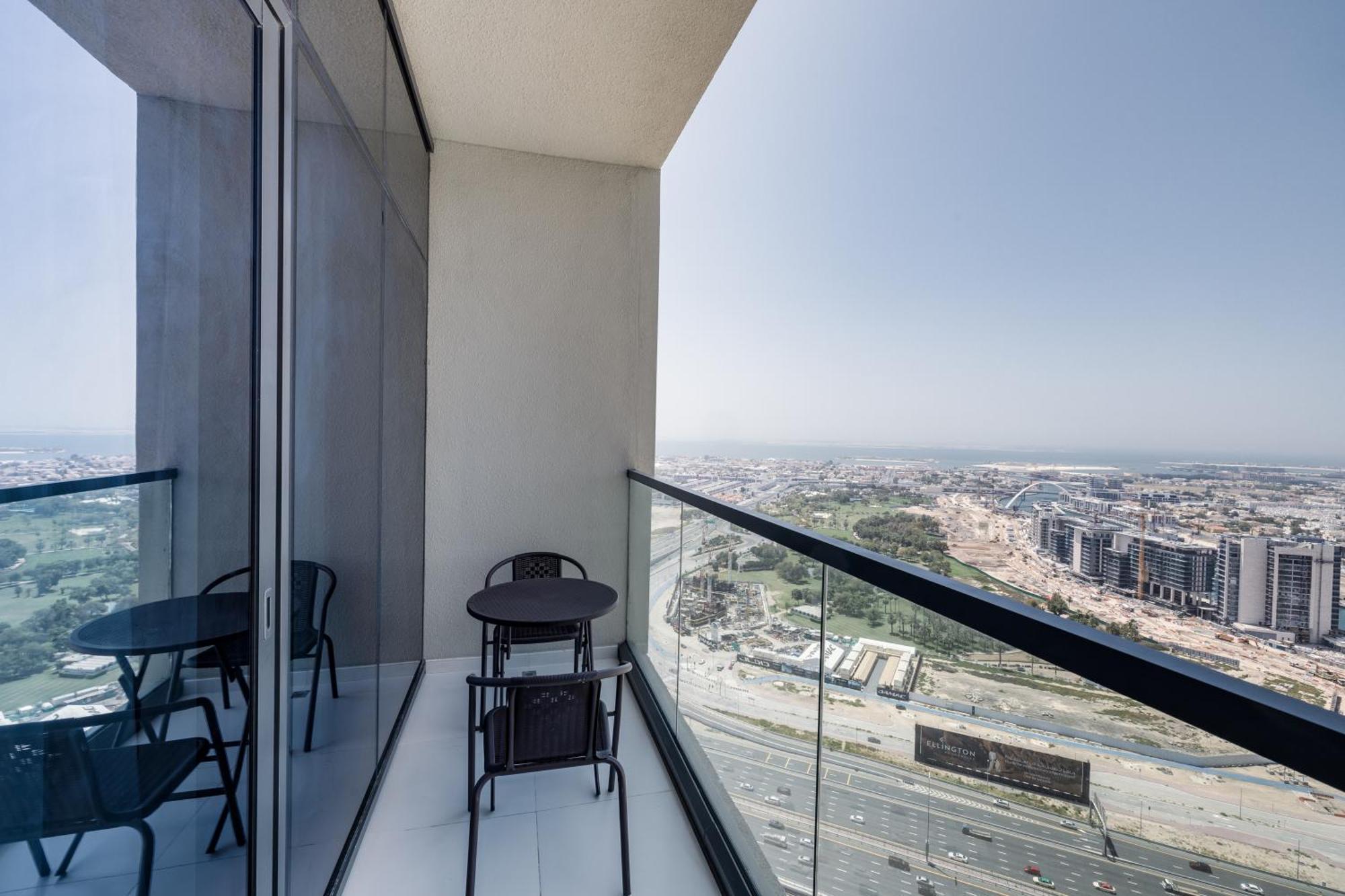 A Living - Luxury In Aykon Canal Views, Business Bay