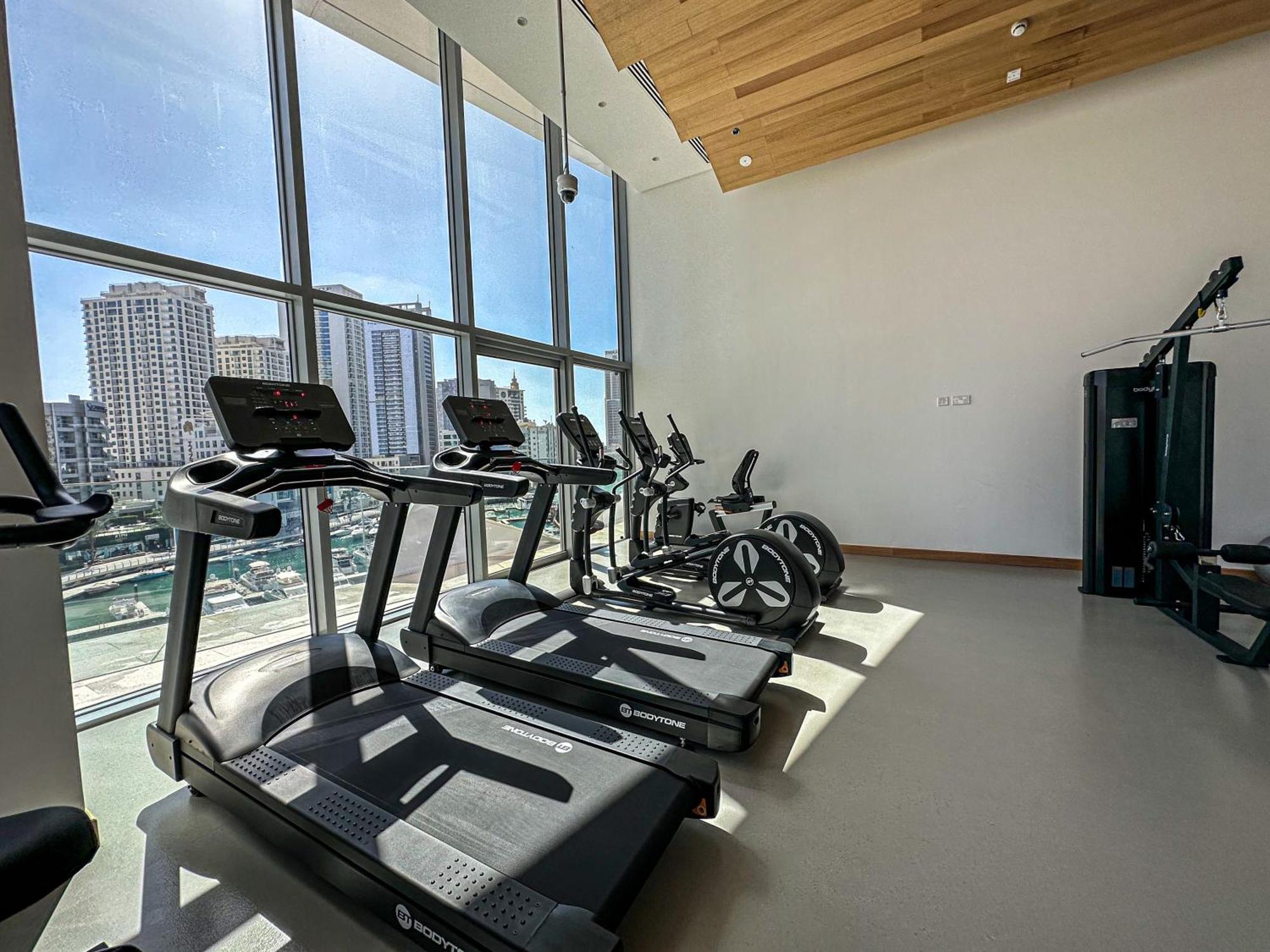 Appartement Marco Polo - Stunning 2 Bedroom With Marina Views, Huge Pool & Gym Dubaï
