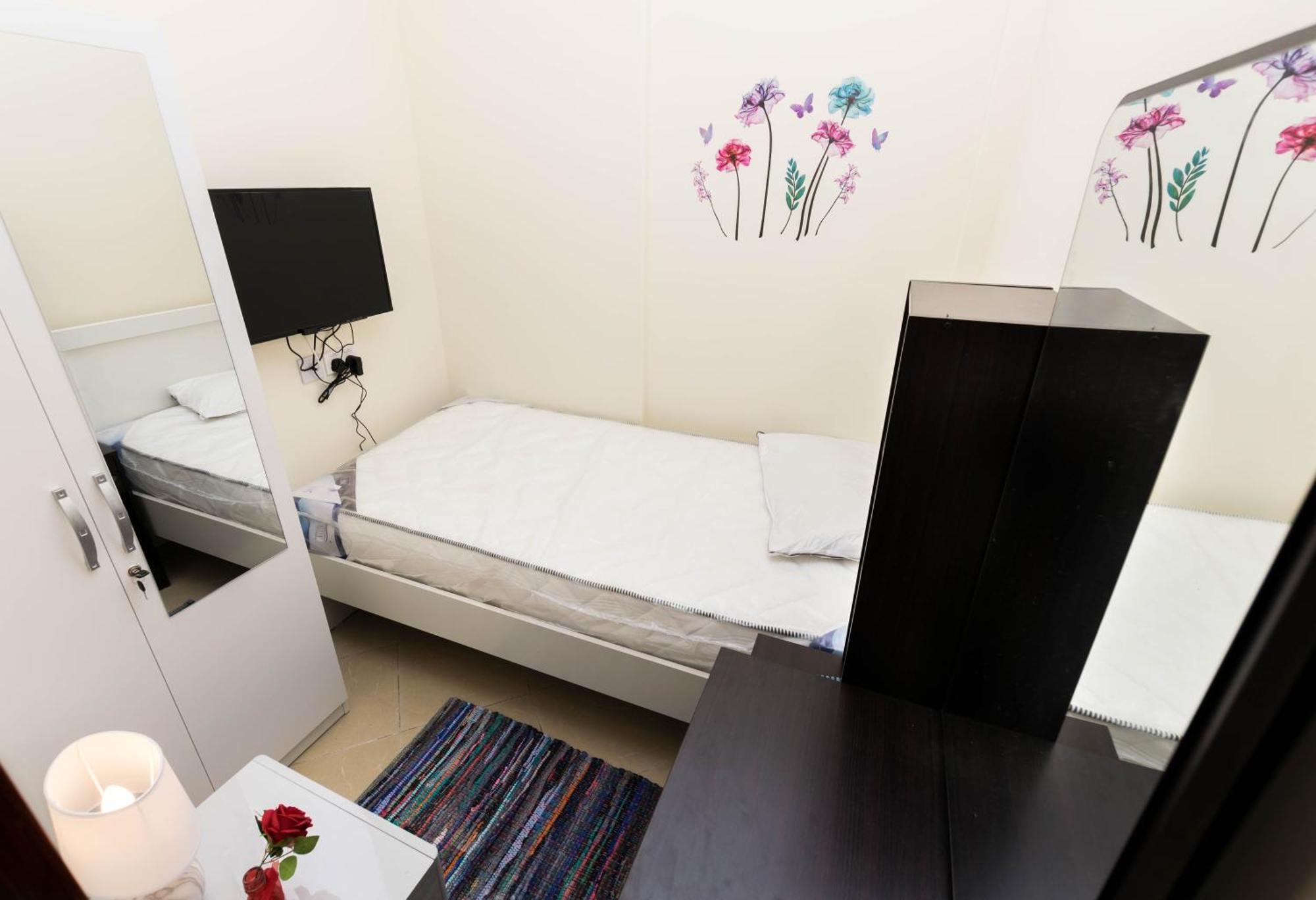 Roomy Small And Partitions At Marina Privatunterkunft Dubai