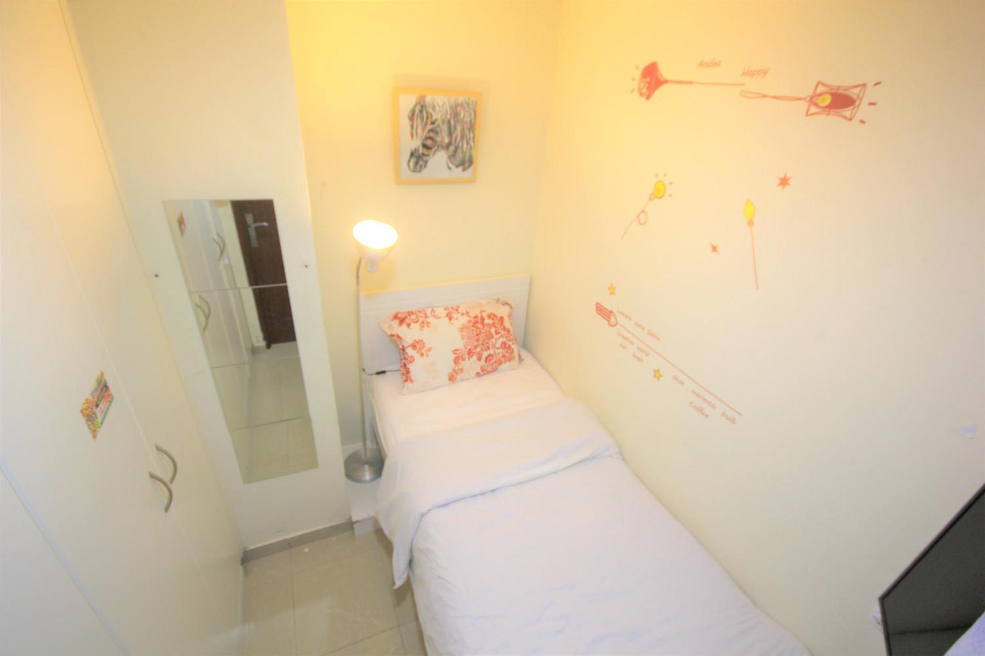 Roomy Small And Partitions At Marina Privatunterkunft *