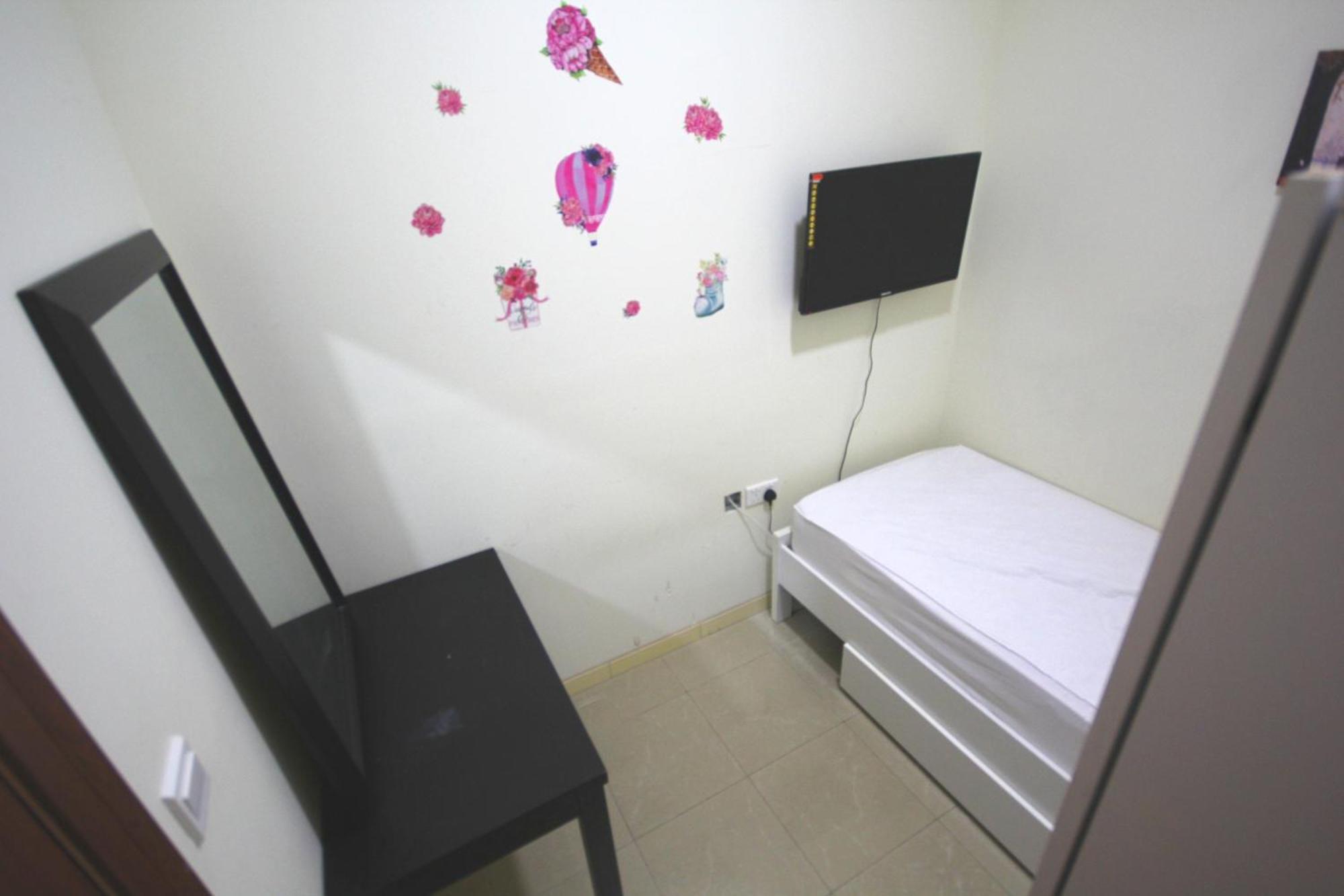 Roomy Small And Partitions At Marina Privatunterkunft