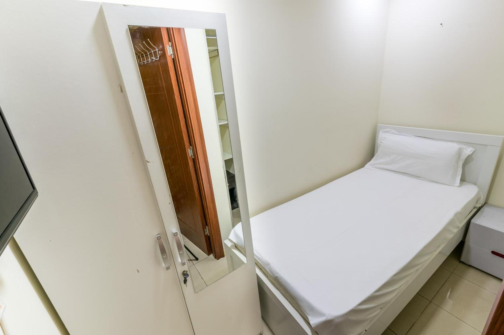 Roomy Small And Partitions At Marina Privatunterkunft Dubai