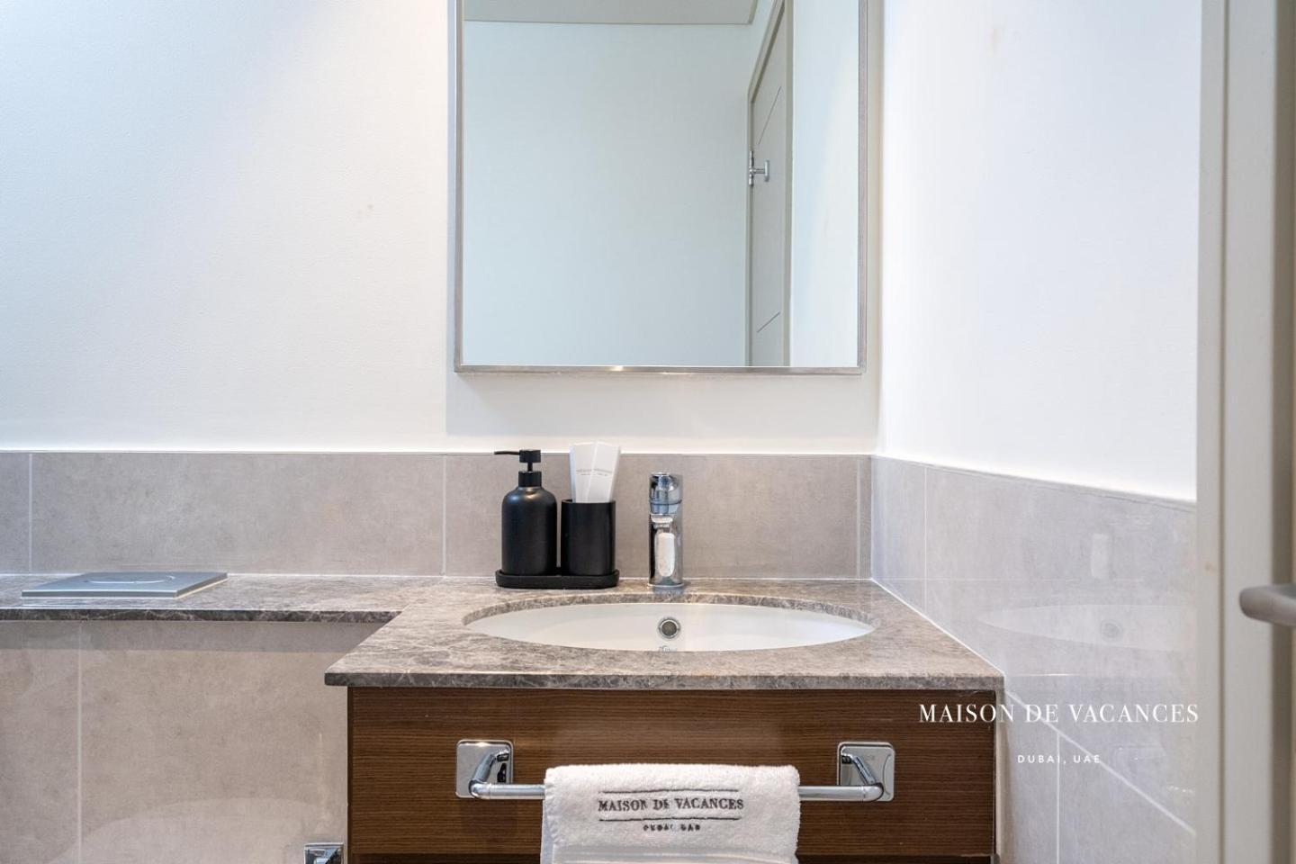 Three Bedroom In Downtown With Burj Khalifa View Apartament *