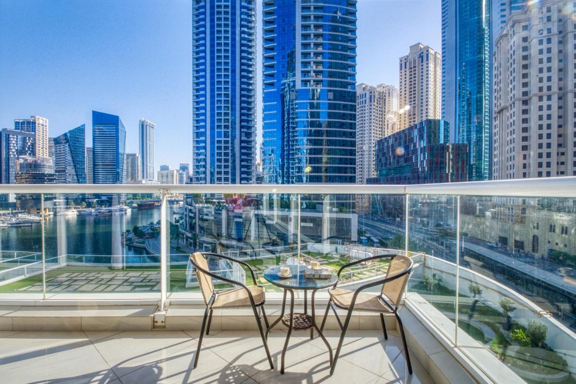Marina-front Modern Space With Balcony