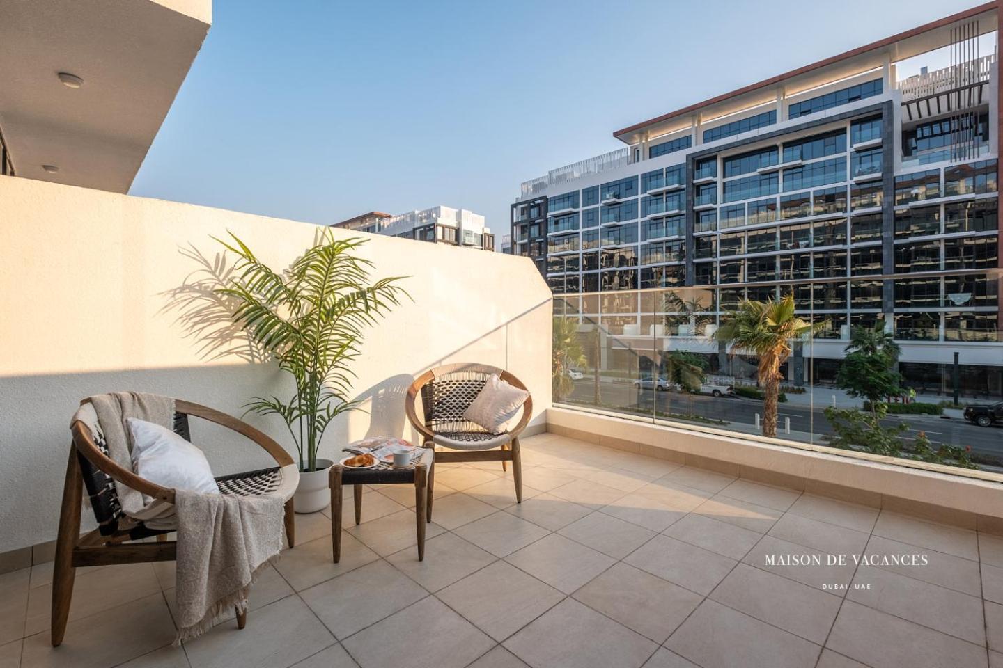 Large Balcony 10mins From Mall Apartamento