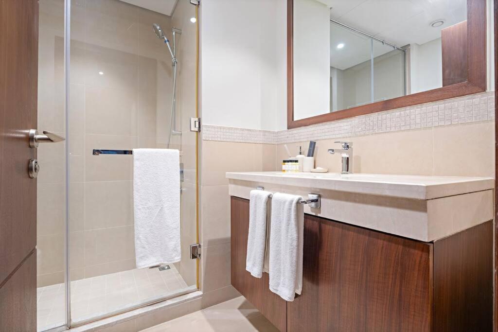 First Class 2br Exquisite Living Apartemen