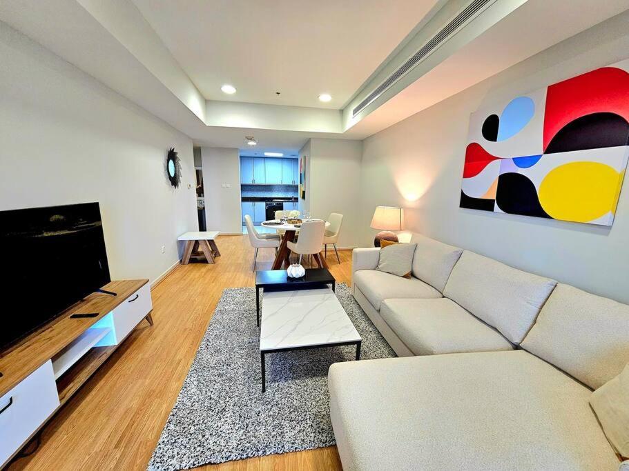 Bright Apt- Close To Barasti