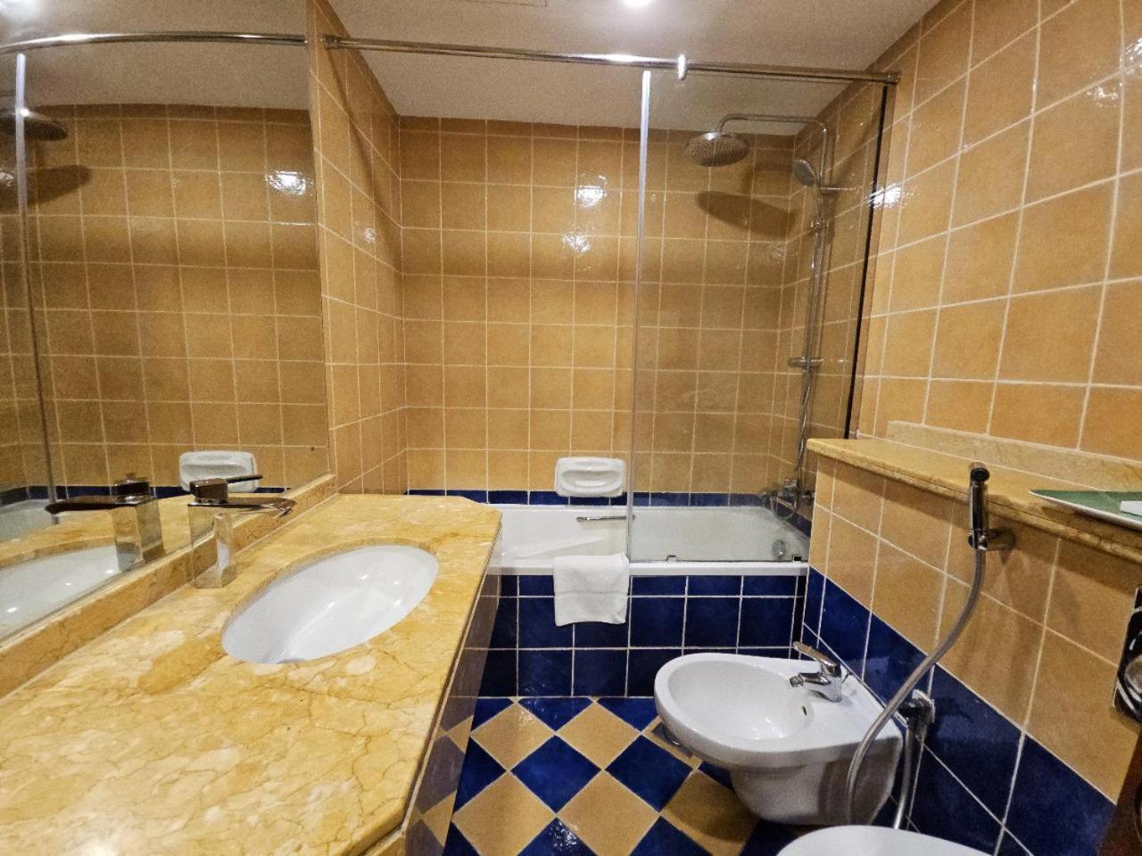 Royal Concorde & 4* Dubái