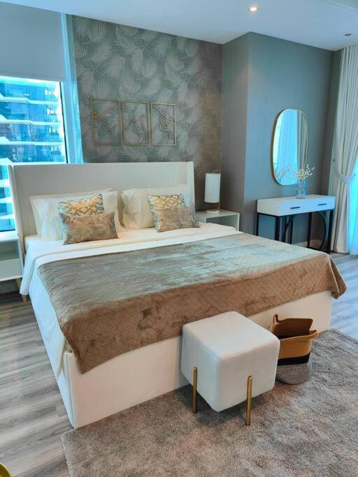 Waterfront Marina View Amazing Location 2 Bed *