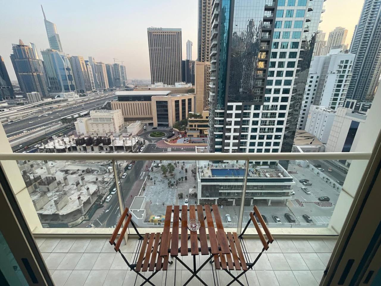Very Convenient Steps To Metro And Marina Mall Managed By Sunnyhomes Appartement Dubaï
