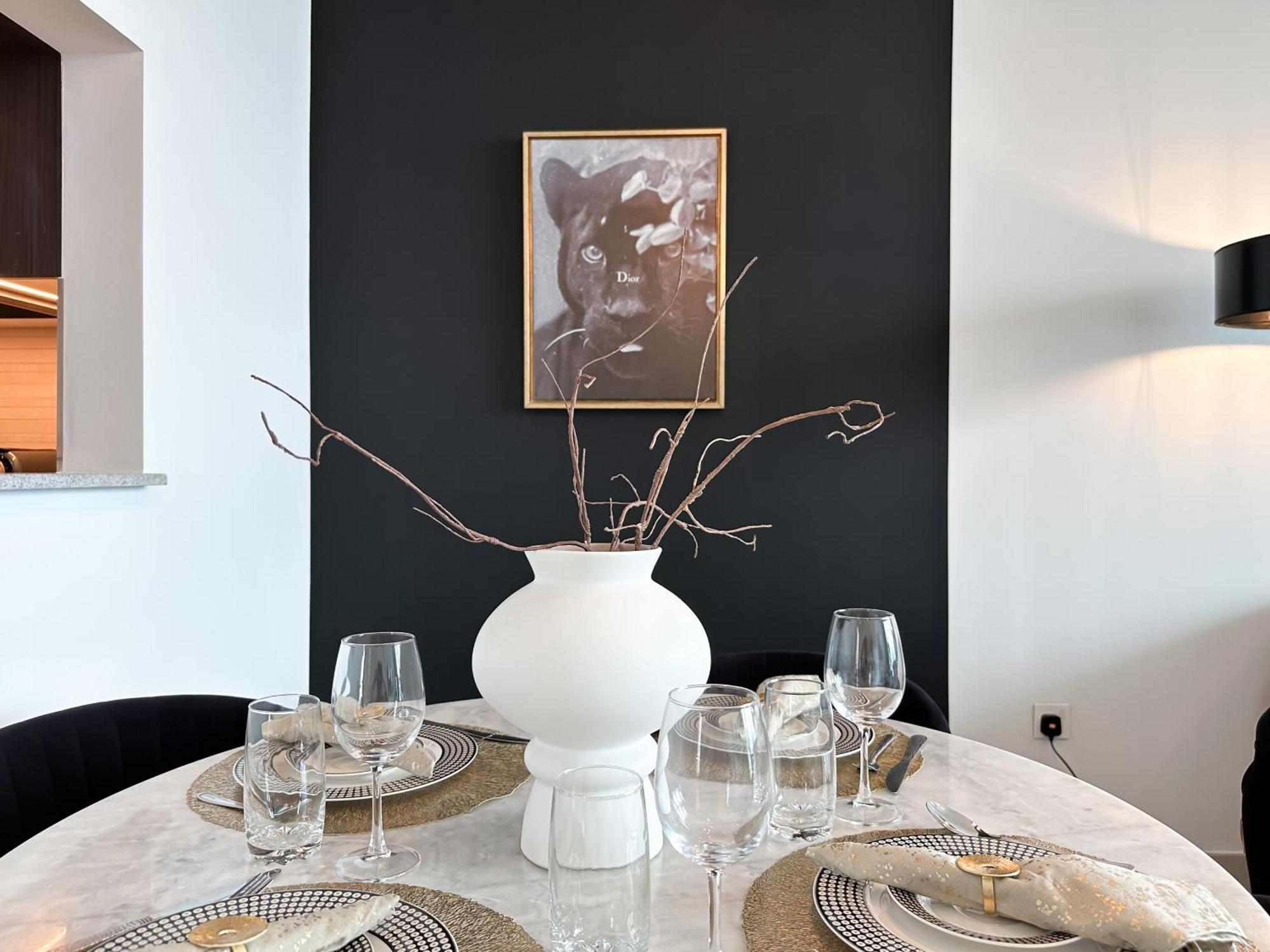Stylish 2 Bedroom Dior-inspired Connected To Mall Apartemen Dubai